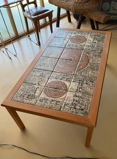 Ein moderner dänischer Couchtisch mit Kachelplatte von Møbelfabrikken Toften, um 1965