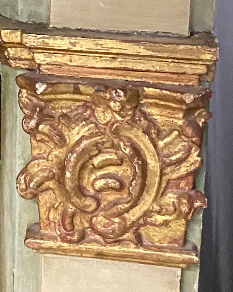Dipinto a mano Credenza rococò danese ad angolo in legno dorato e dipinto, metà del XVIII secolo in vendita