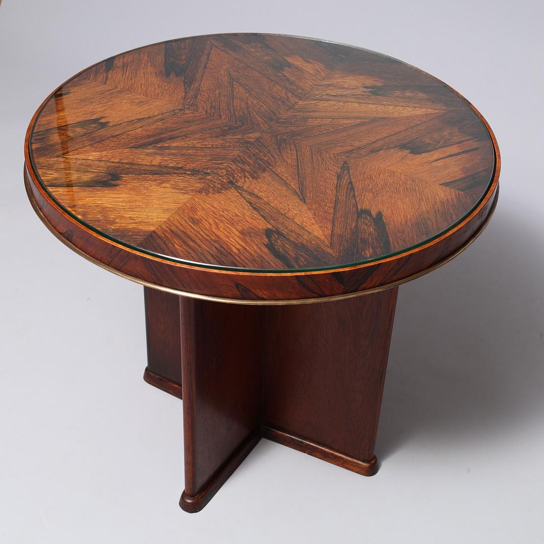 Ein dänischer Couchtisch aus Palisanderholz, Ernst Kühn (1890-1948) zugeschrieben, entworfen für die renommierte dänische Firma Lysberg, Hansen & Therp. Die auffällige Tischplatte ist mit einem Sonnenschliff-Furnier aus Rosenholz im Spiegelschliff