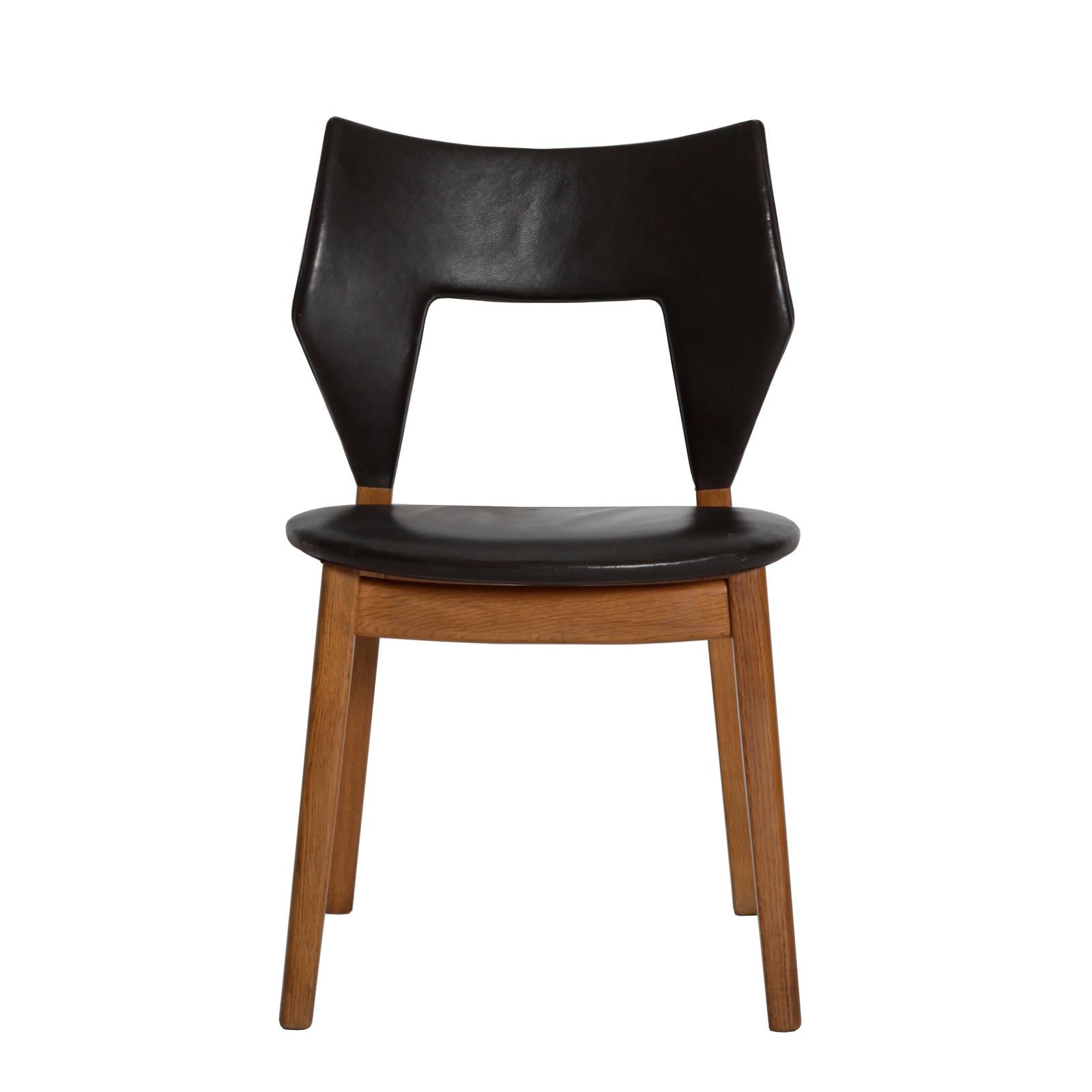 A sculptural and well crafted side chair in solid oak with original dark brown leather upholstery
Designed by Tove and Edvard Kindt-Larsen in 1960. Made by master cabinetmaker Thorald Madsen, Denmark.