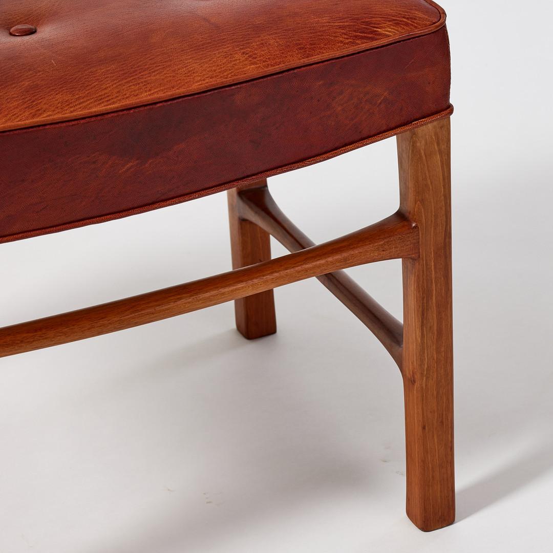 Cuir Un banc danois en teck en vente