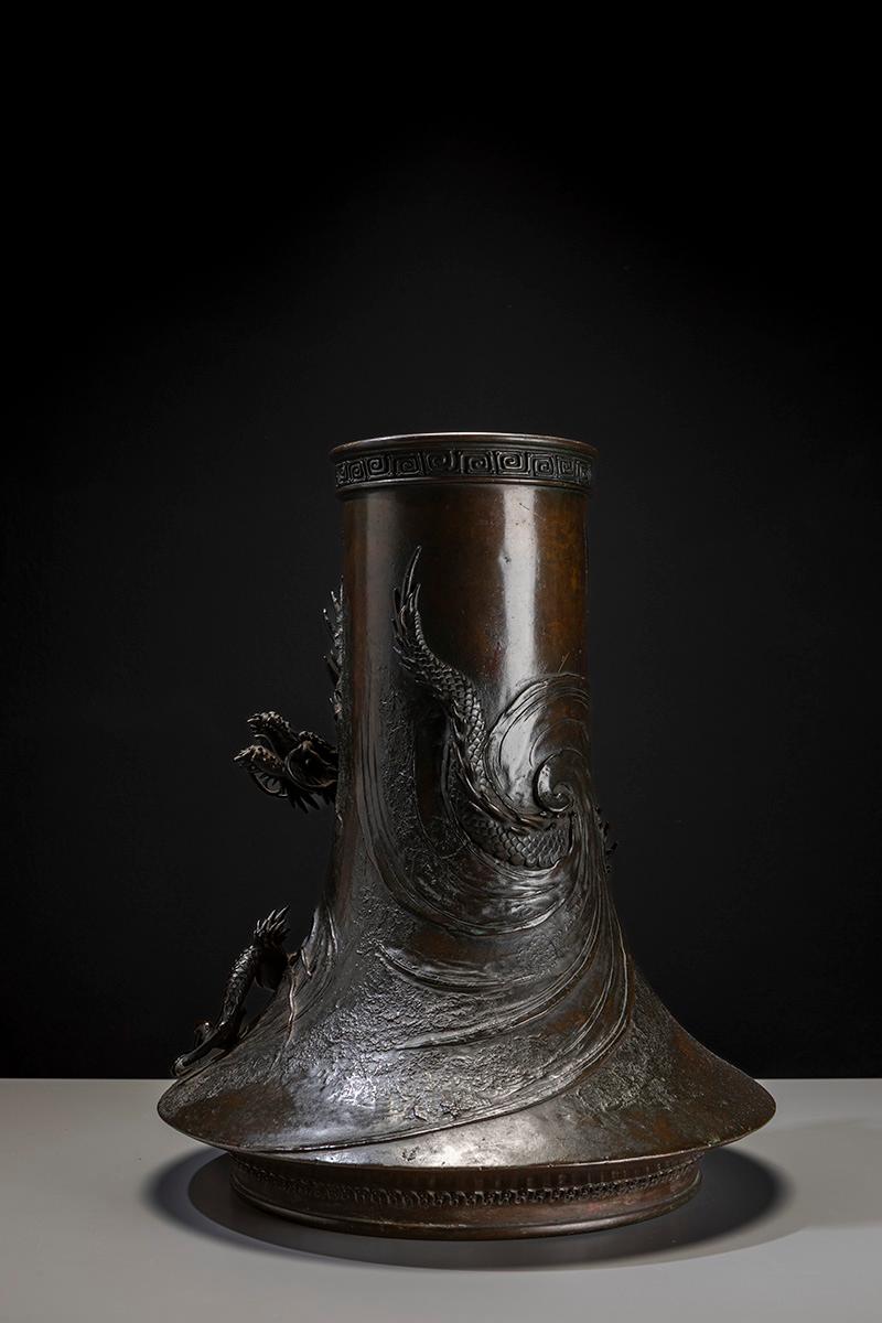 Japanese Vase en bronze patiné foncé avec un dragon Ryu en relief en vente