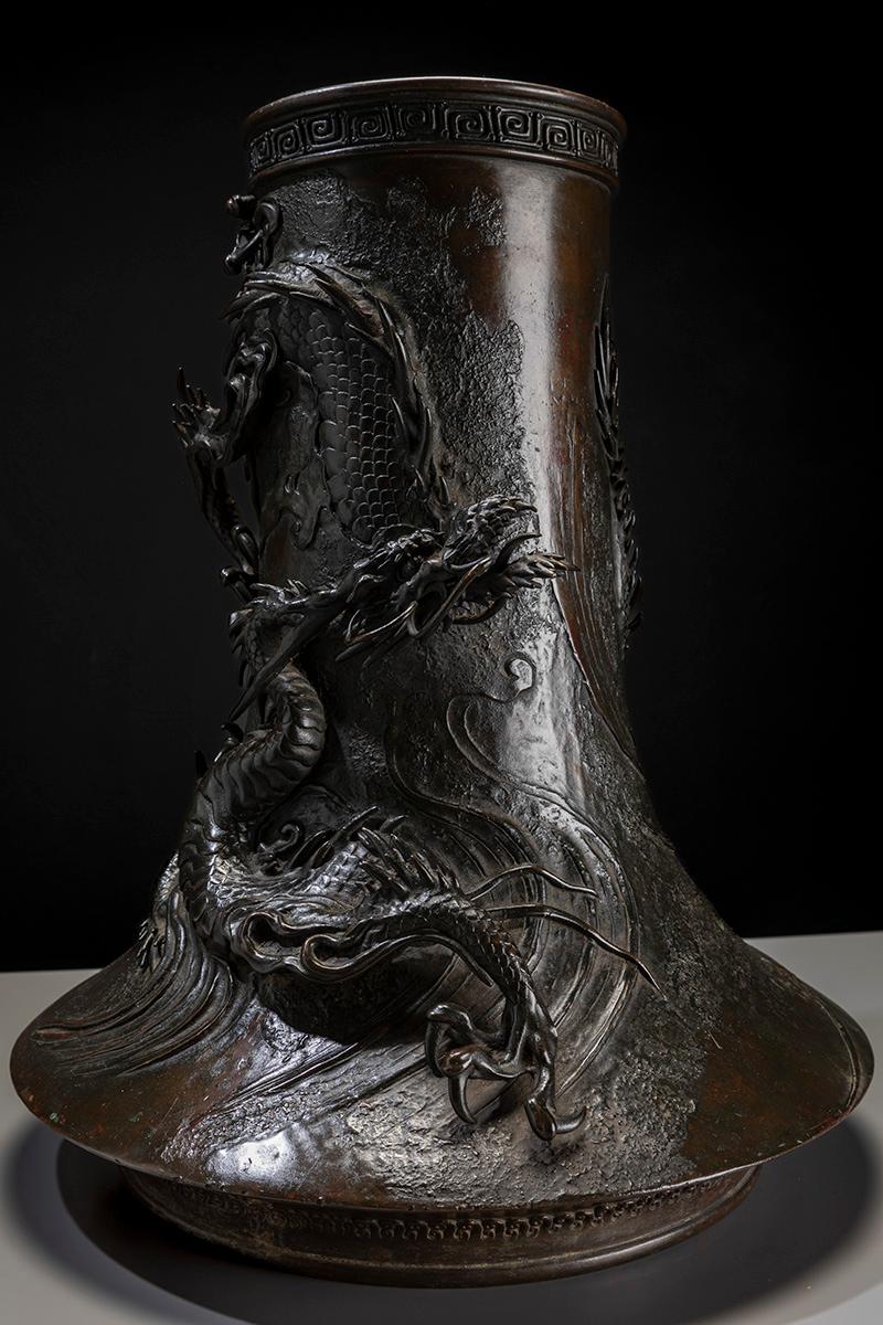 Ferronnerie Vase en bronze patiné foncé avec un dragon Ryu en relief en vente