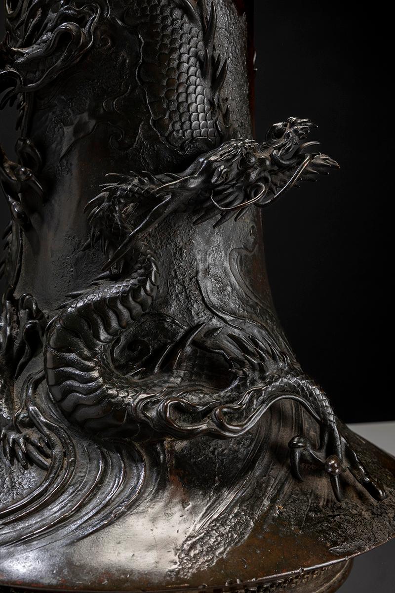 Vase en bronze patiné foncé avec un dragon Ryu en relief Excellent état - En vente à Milano, IT