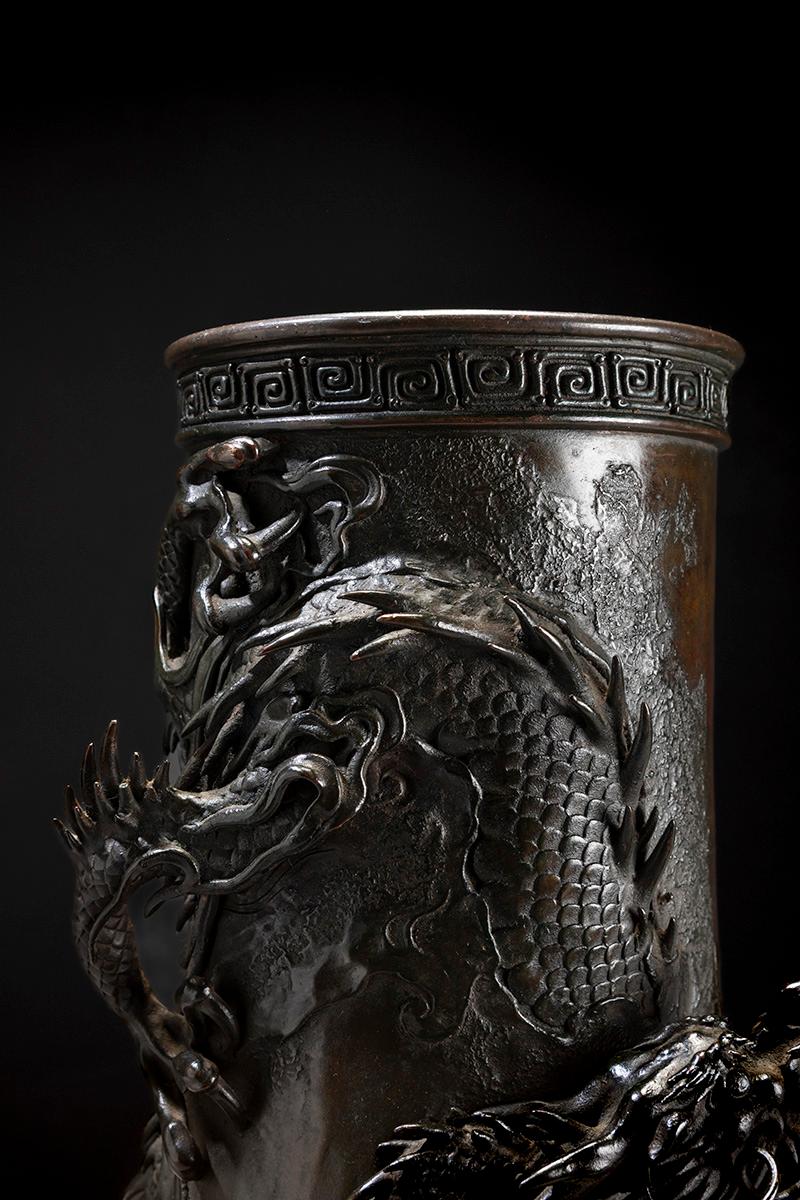 19th Century Vase en bronze patiné foncé avec un dragon Ryu en relief en vente