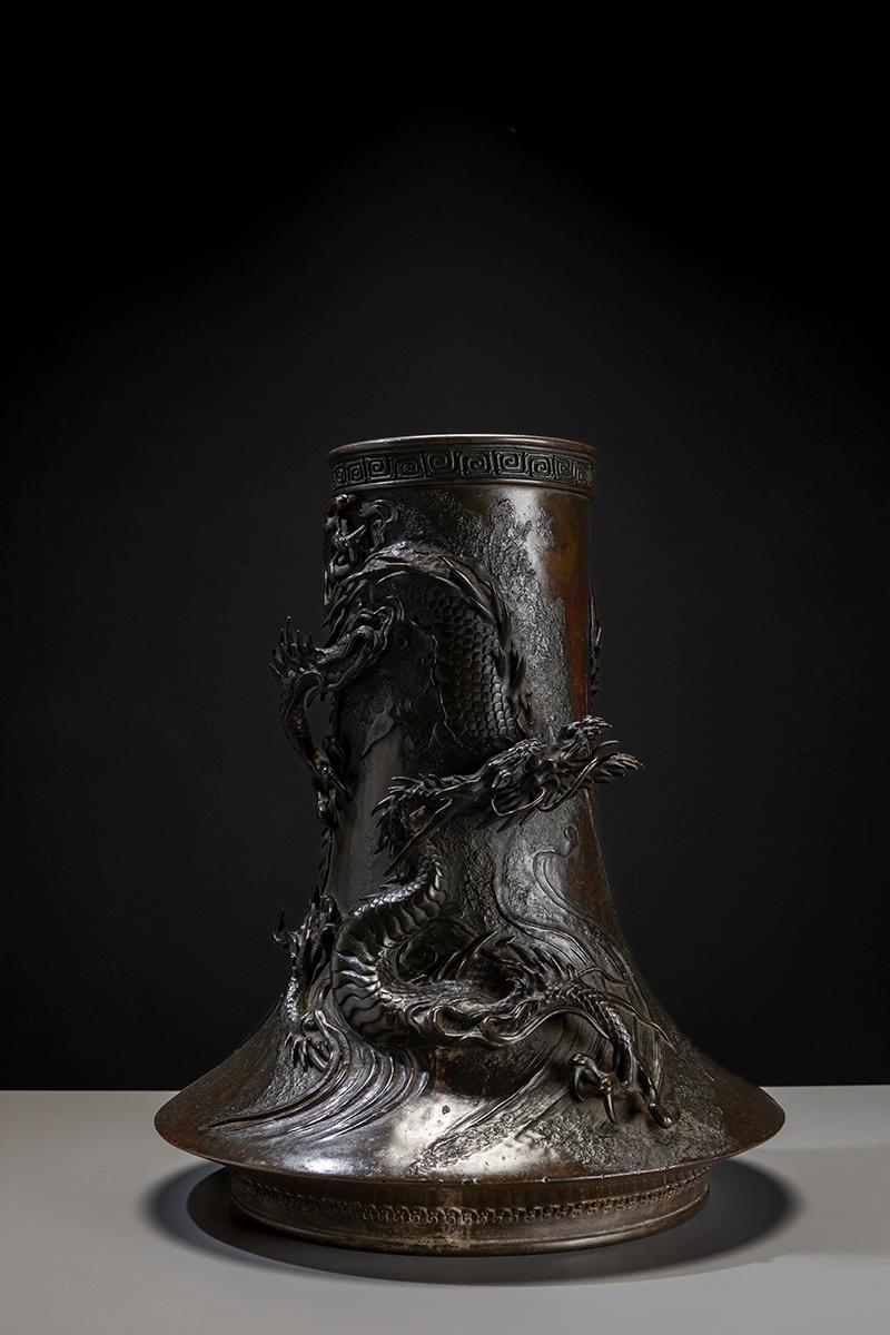 Bronze Vase en bronze patiné foncé avec un dragon Ryu en relief en vente