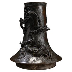 Vase en bronze patiné foncé avec un dragon Ryu en relief