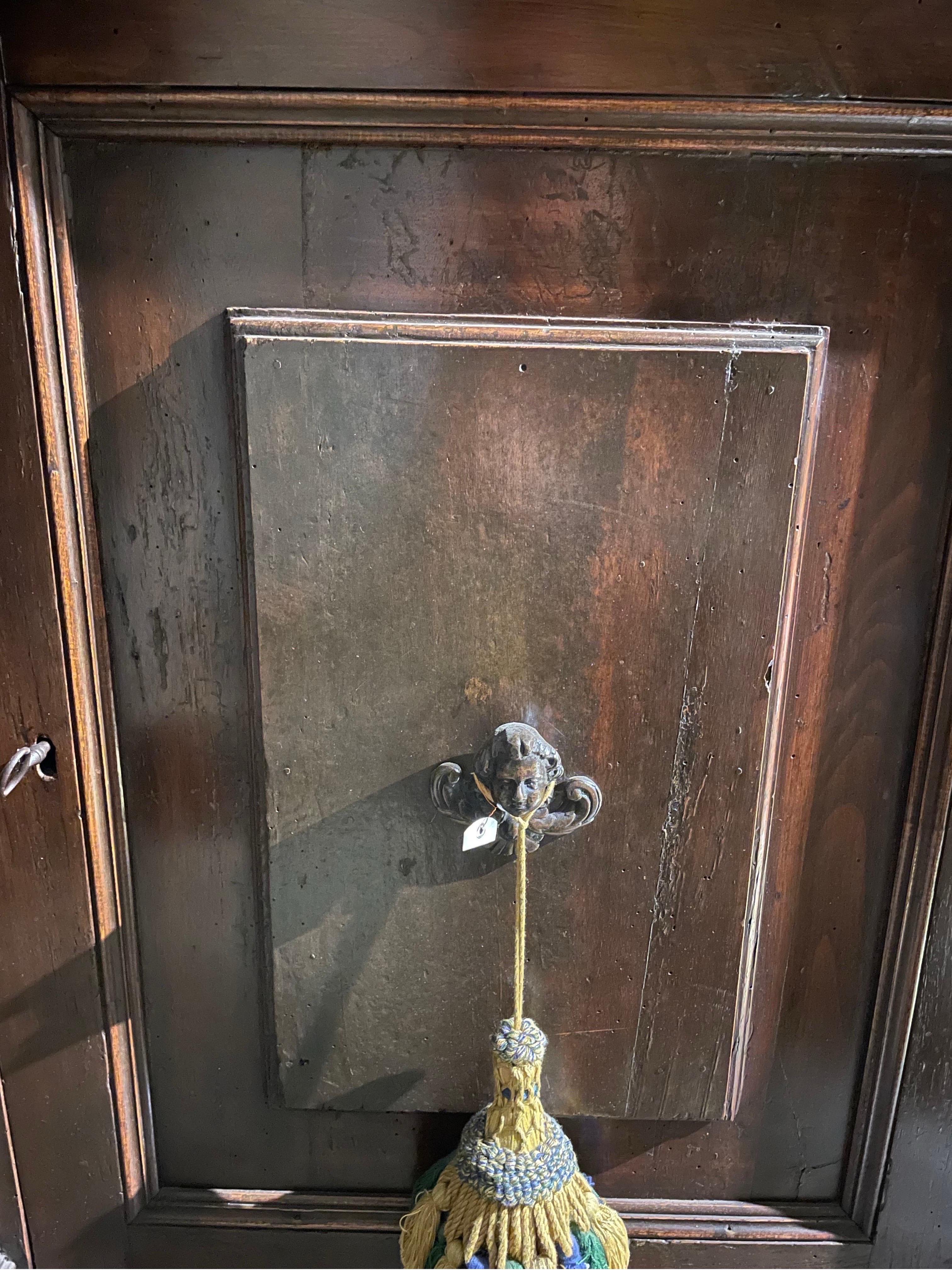 Ein eintüriger Schrank aus dunklem Nussbaumholz, Italien, 17. Jahrhundert (Renaissance) im Angebot