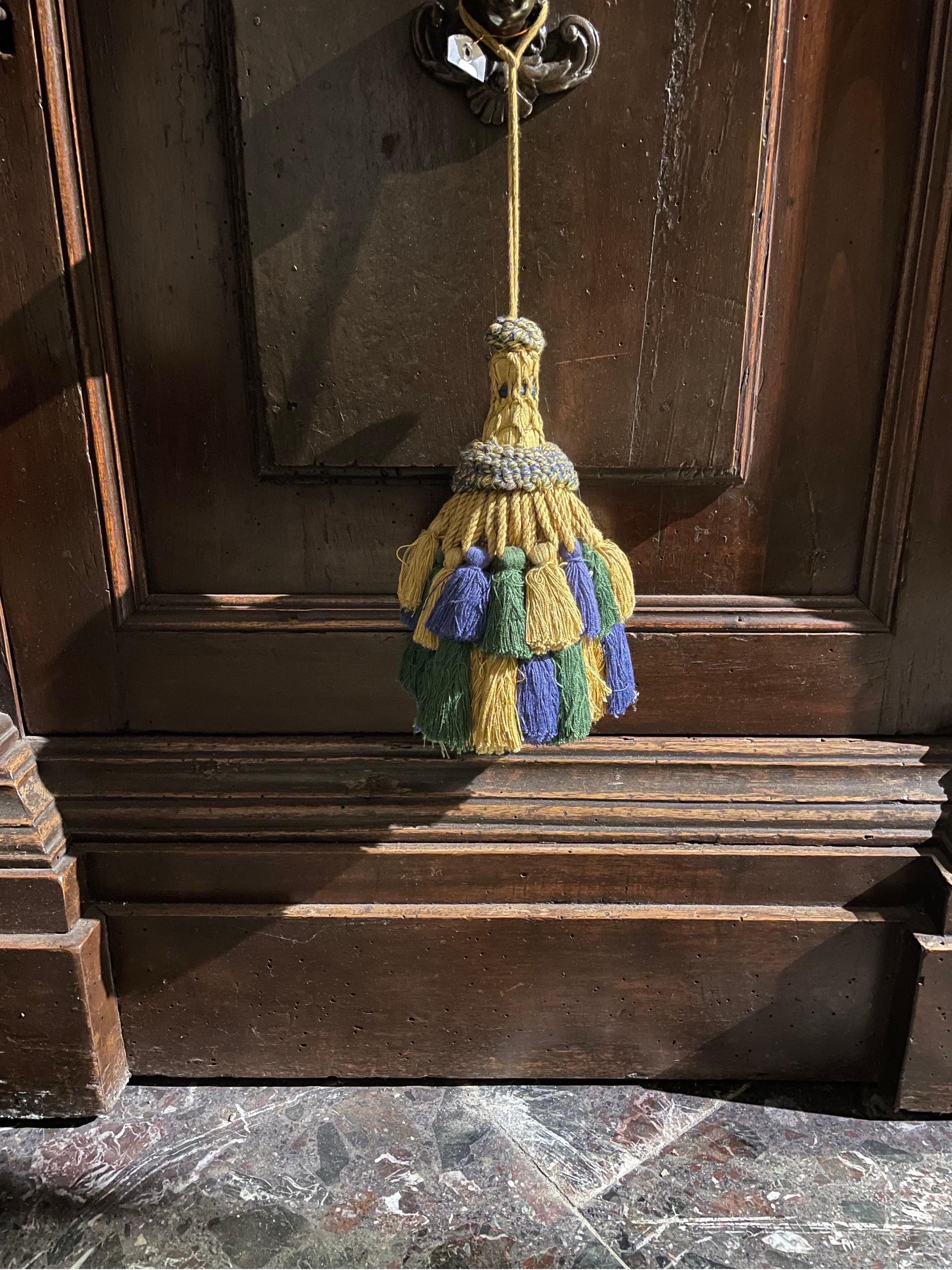 Ein eintüriger Schrank aus dunklem Nussbaumholz, Italien, 17. Jahrhundert (Italienisch) im Angebot