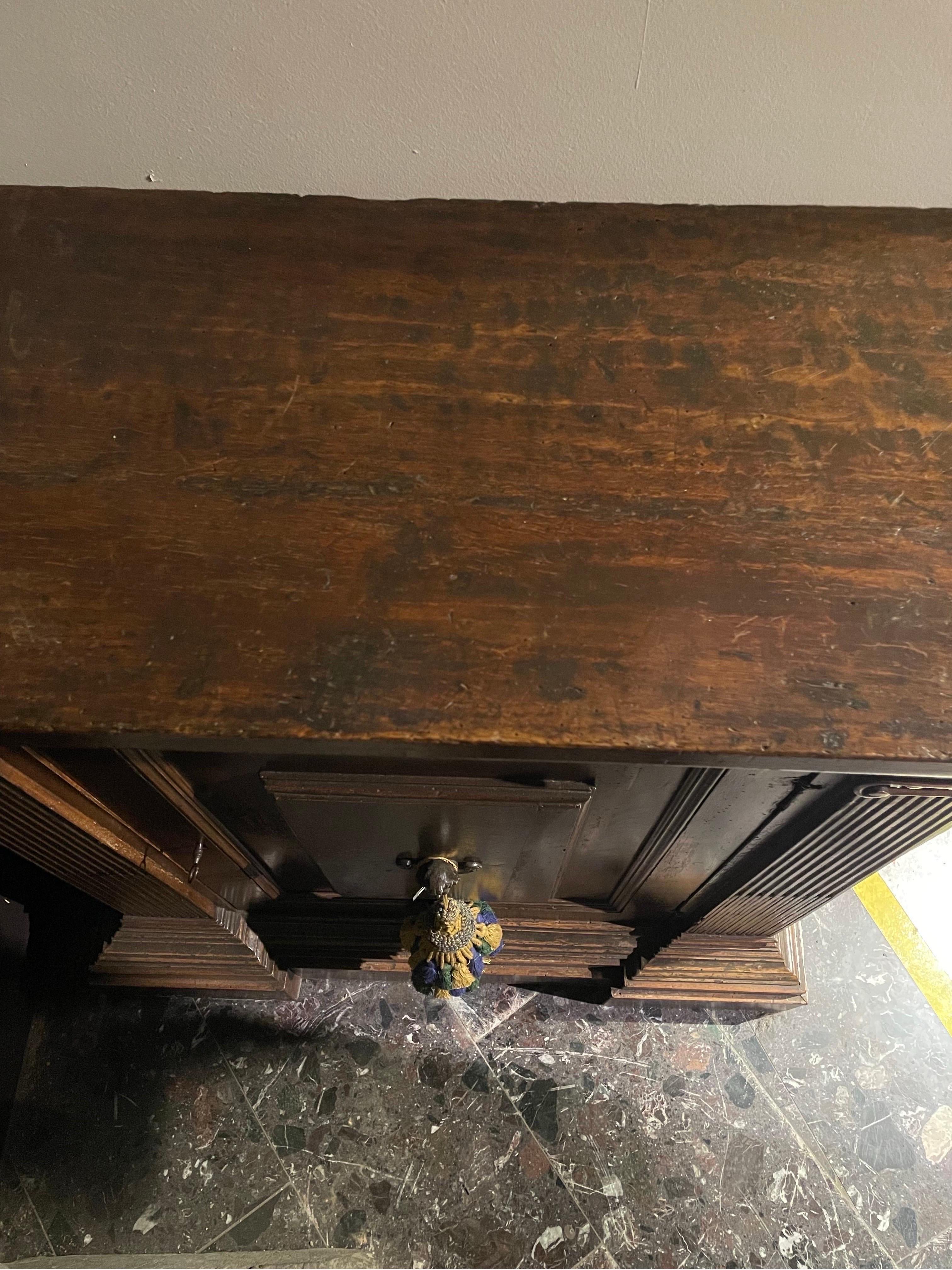 Ein eintüriger Schrank aus dunklem Nussbaumholz, Italien, 17. Jahrhundert (Handgeschnitzt) im Angebot