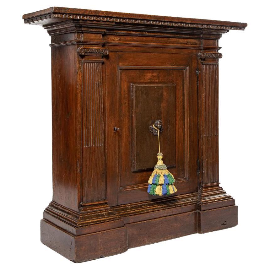 Ein eintüriger Schrank aus dunklem Nussbaumholz, Italien, 17. Jahrhundert im Angebot