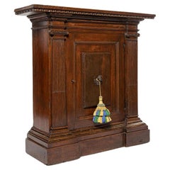 Ein eintüriger Schrank aus dunklem Nussbaumholz, Italien, 17. Jahrhundert