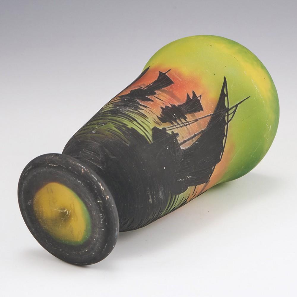 Vaso in vetro cammeo Daum con barche a vela al tramonto, 1910 ca. in vendita 3