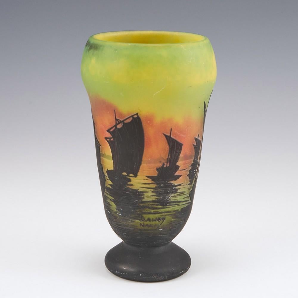Francese Vaso in vetro cammeo Daum con barche a vela al tramonto, 1910 ca. in vendita