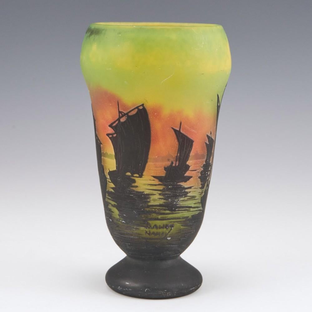Vase en verre camée Daum représentant des voiliers au coucher du soleil, vers 1910 Bon état - En vente à Tunbridge Wells, GB