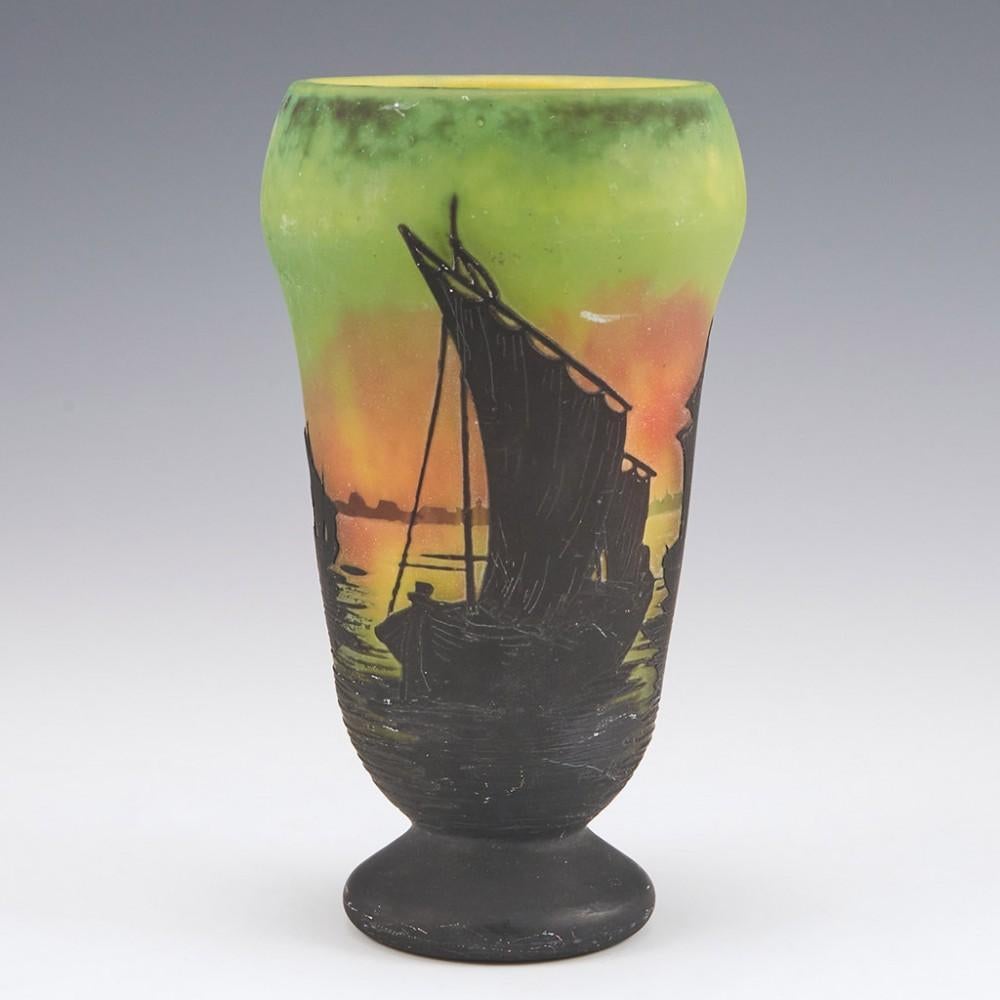 20ième siècle Vase en verre camée Daum représentant des voiliers au coucher du soleil, vers 1910 en vente