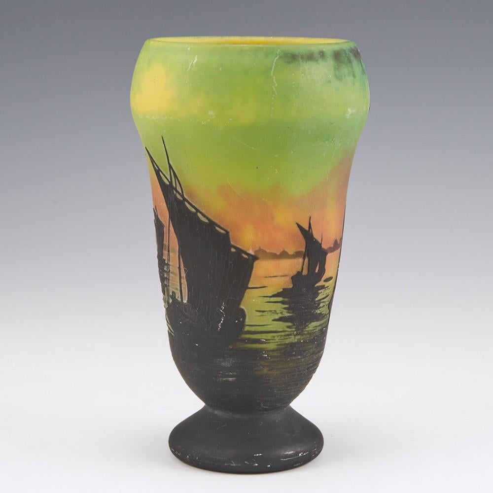 Verre Vase en verre camée Daum représentant des voiliers au coucher du soleil, vers 1910 en vente