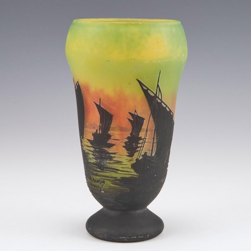 Vase en verre camée Daum représentant des voiliers au coucher du soleil, vers 1910 en vente 1