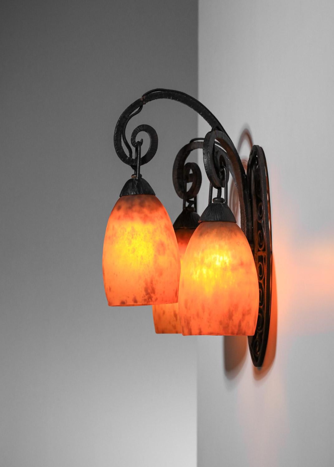 A Daum Nancy art deco glass 3 tulips wall light in wrought iron For Sale 3