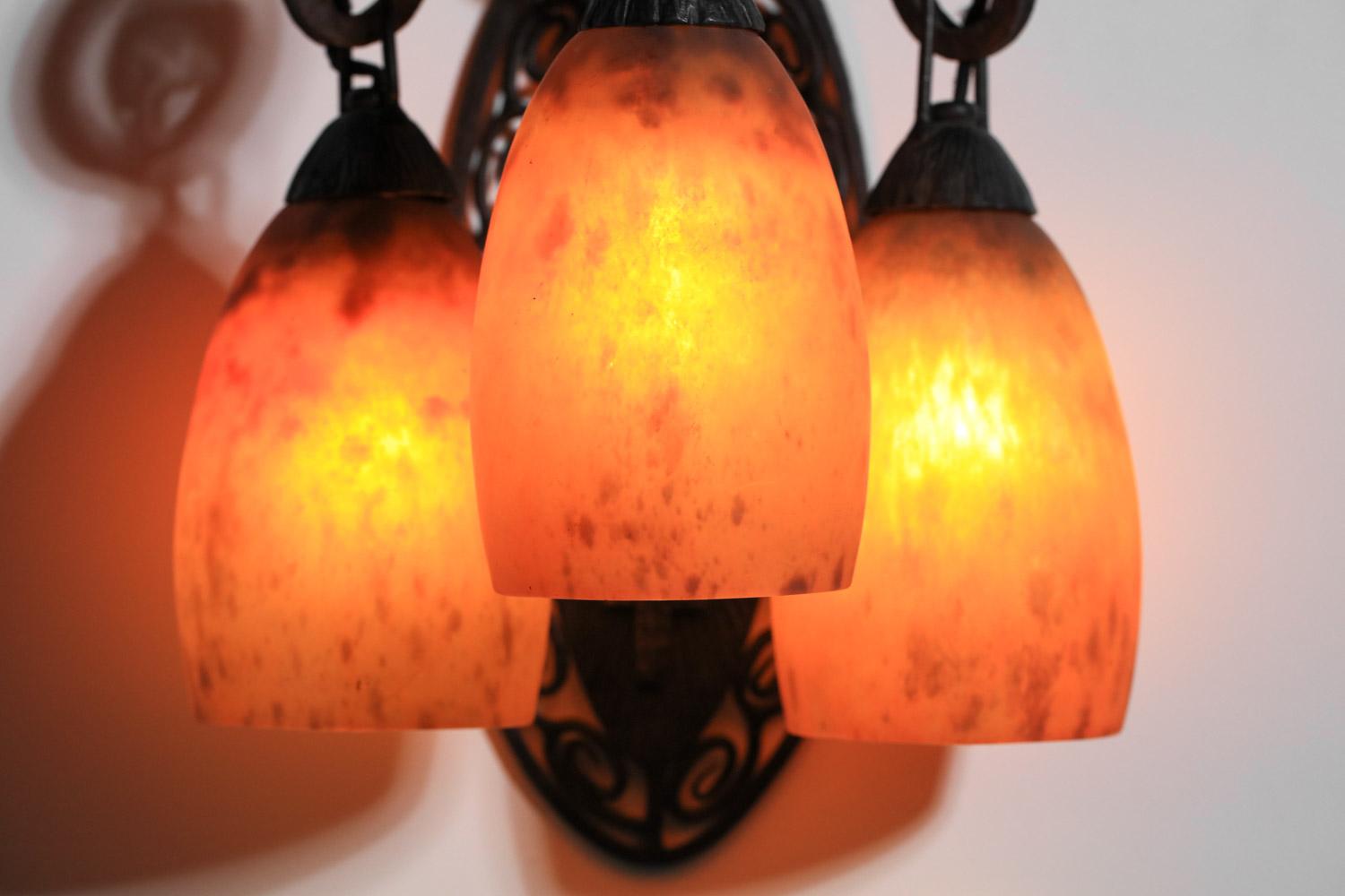 A Daum Nancy art deco glass 3 tulips wall light in wrought iron For Sale 4