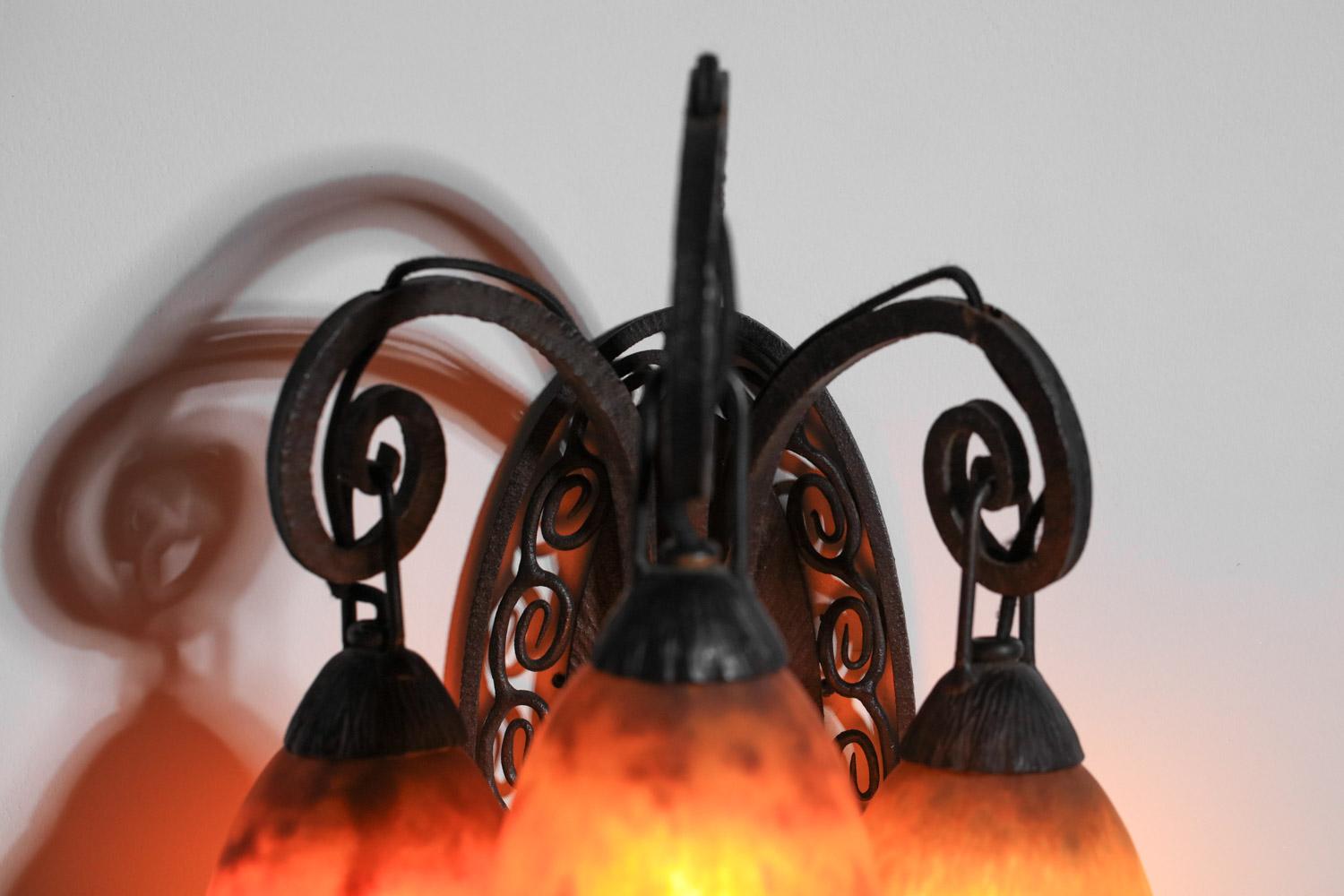 A Daum Nancy art deco glass 3 tulips wall light in wrought iron For Sale 6