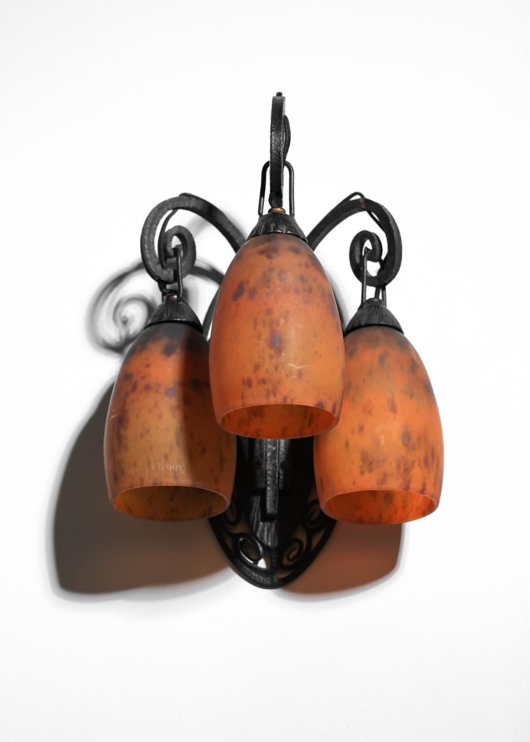 A Daum Nancy art deco glass 3 tulips wall light in wrought iron For Sale 8