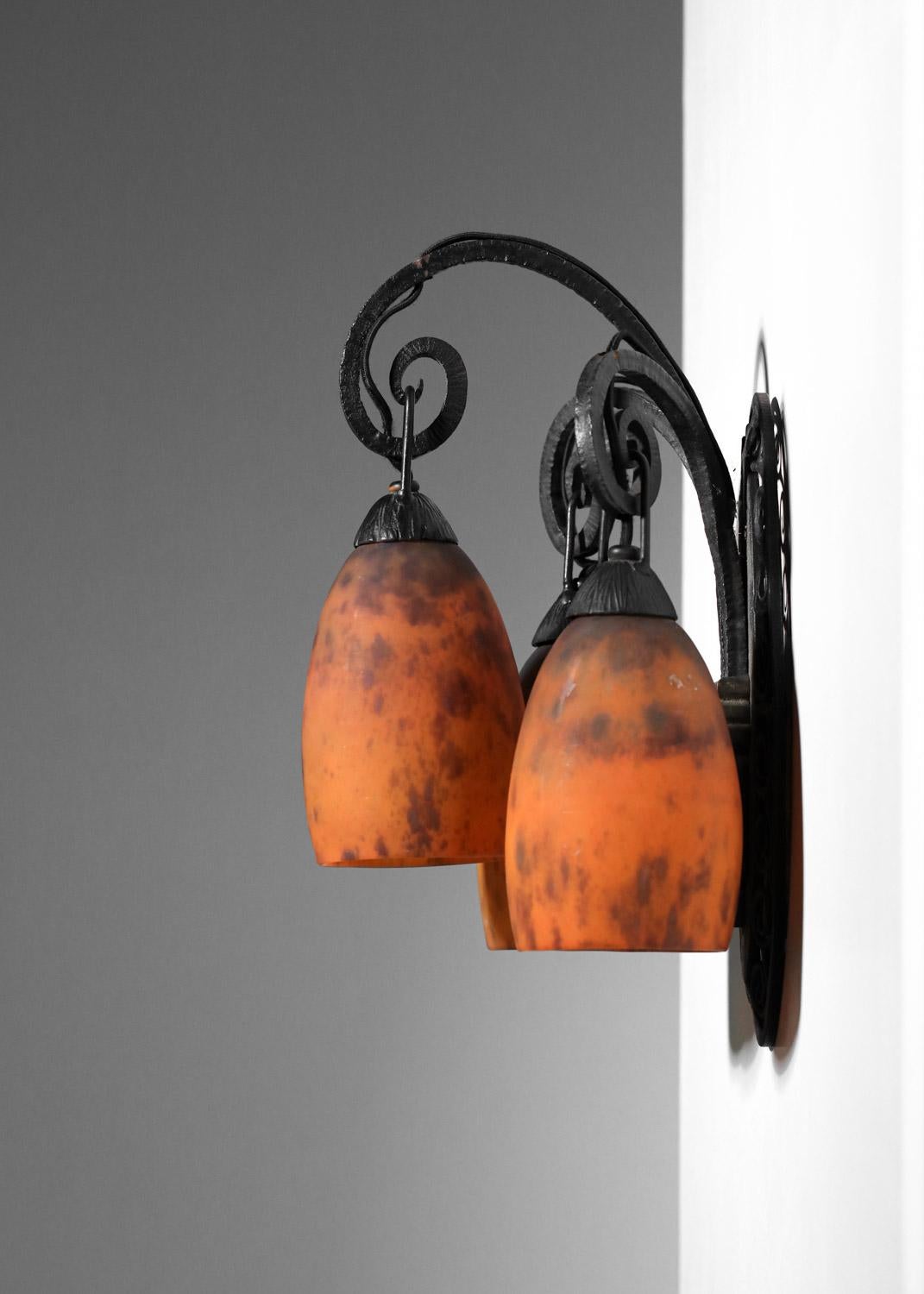 A Daum Nancy art deco glass 3 tulips wall light in wrought iron For Sale 10