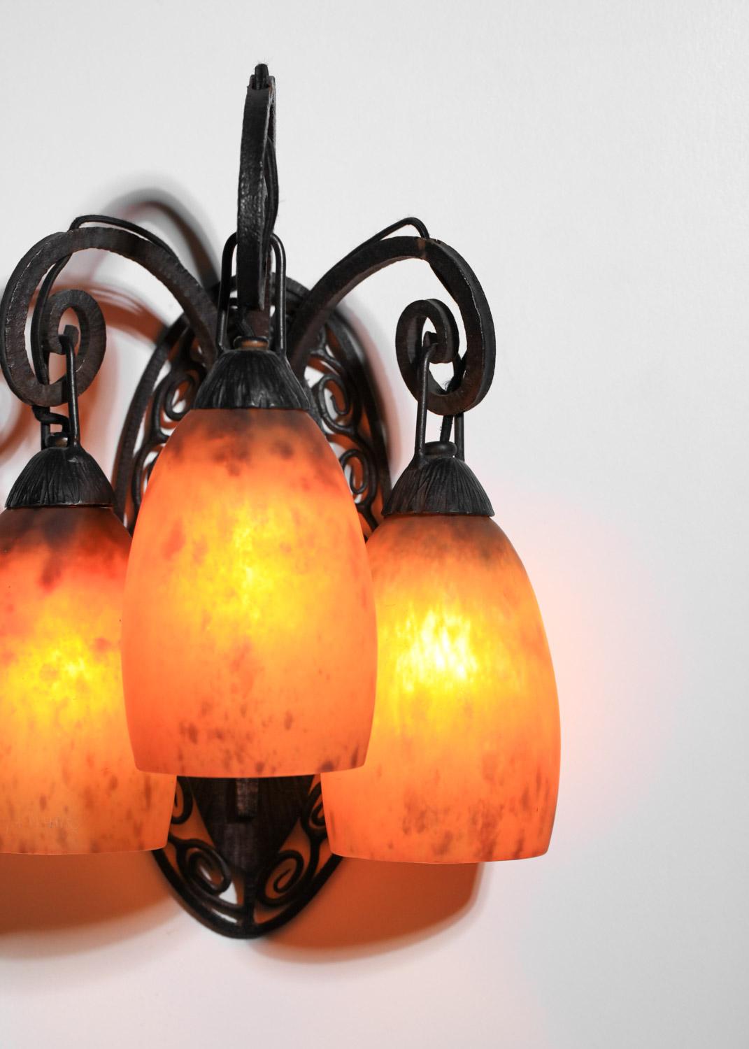 A Daum Nancy art deco glass 3 tulips wall light in wrought iron In Good Condition For Sale In Ternay, Auvergne-Rhône-Alpes