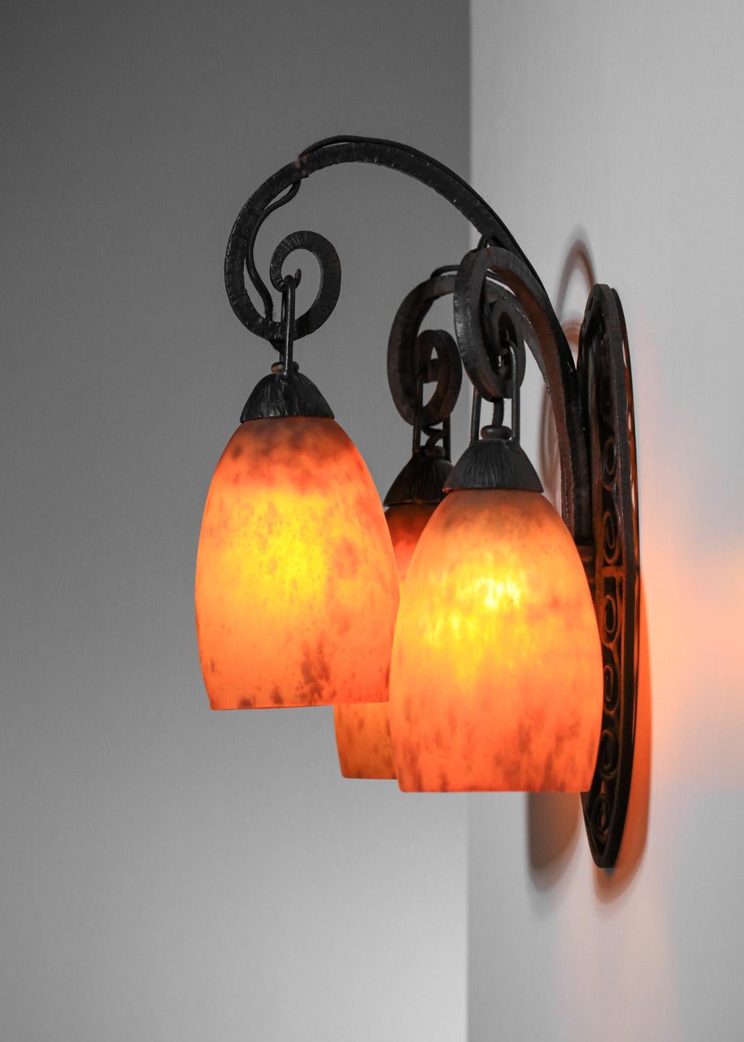 A Daum Nancy art deco glass 3 tulips wall light in wrought iron For Sale 1