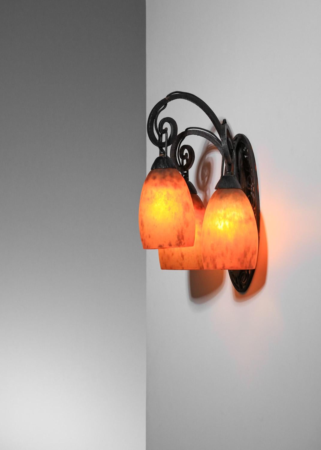 A Daum Nancy art deco glass 3 tulips wall light in wrought iron For Sale 2