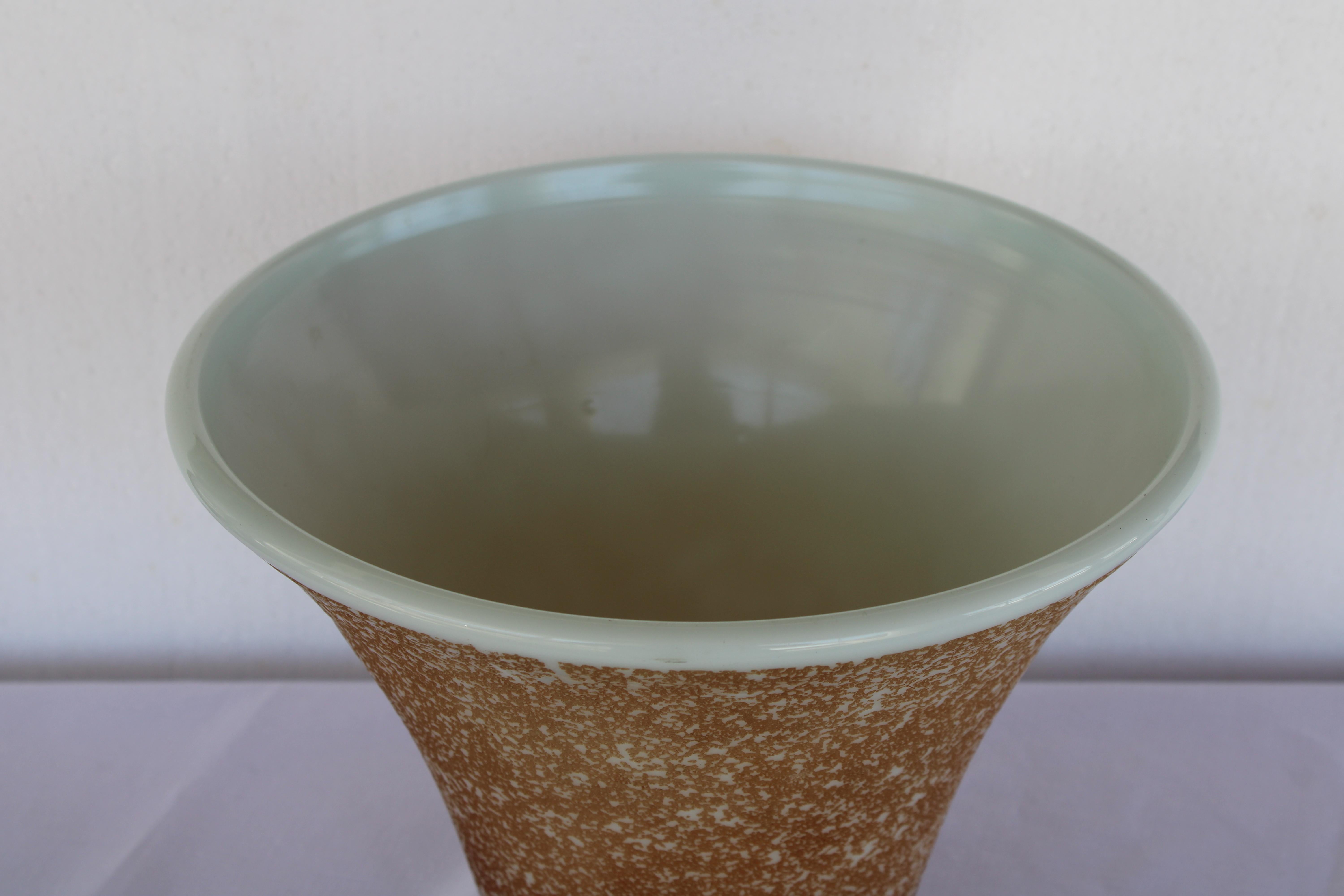 Precioso jarrón con interior de cristal de leche y grabado en el exterior. El jarrón mide 12