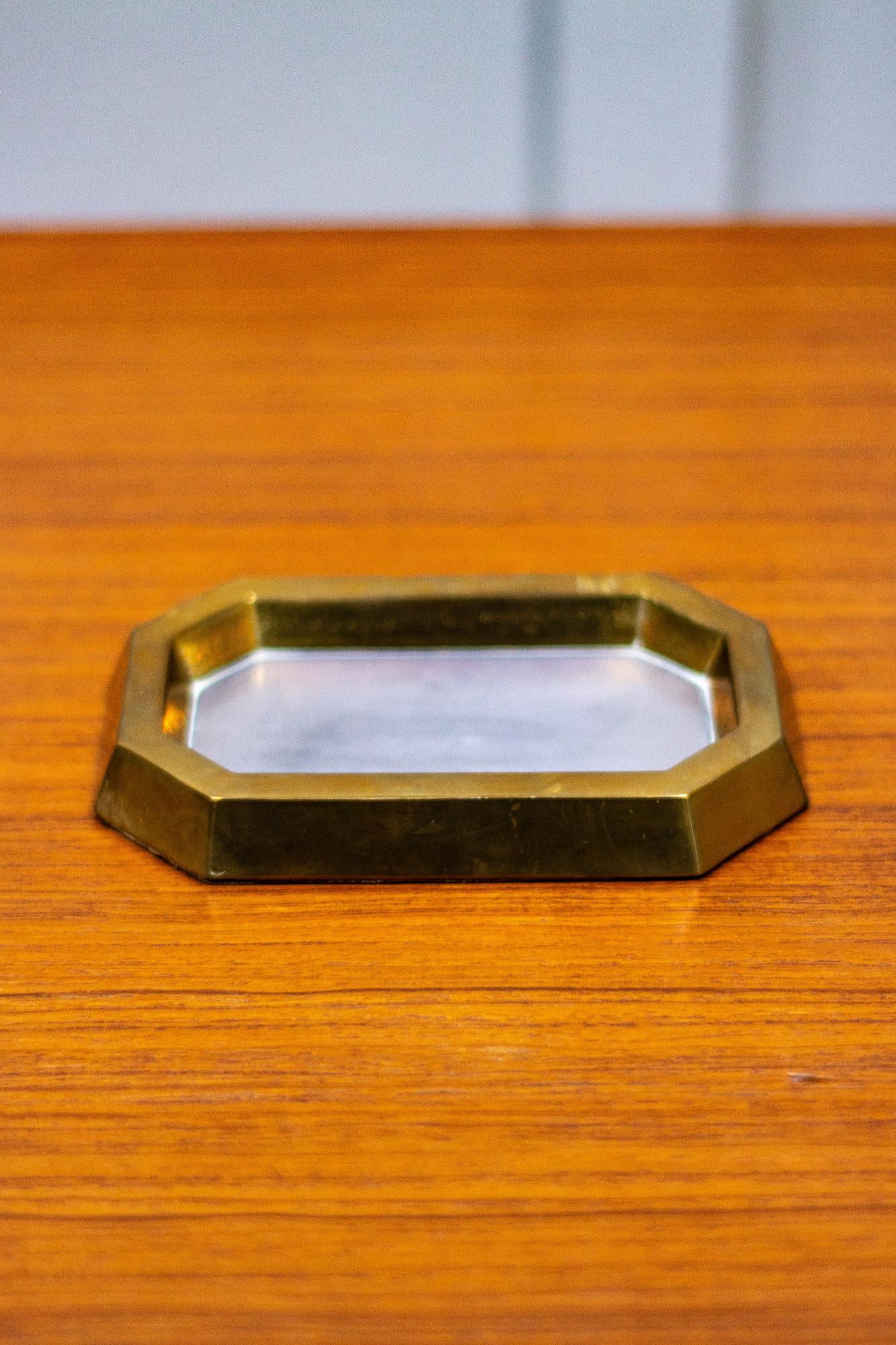 A David Marshall Brutalist Aluminum and cast brass dish, 1970.

David Marshall born in Scotland and moved to Spain. The dish is made of aluminum and brass, with a leather cover on the base. 

Measures: Height 20mm
Length 17.5cm 
Depth 12cm.