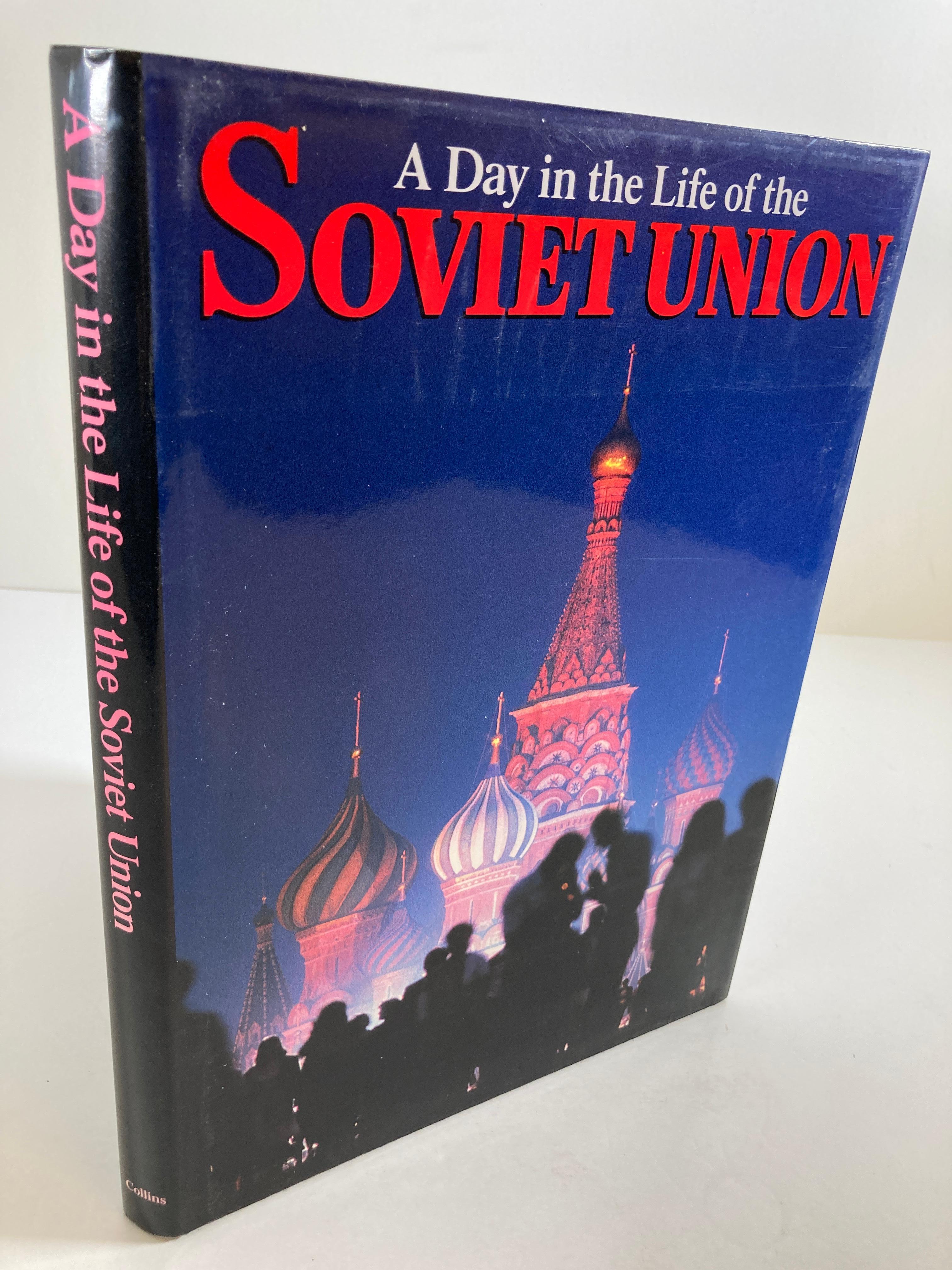 Asiatique Livre à couverture rigide A Day in the Life of the Soviet Union de David Elliot Cohen en vente