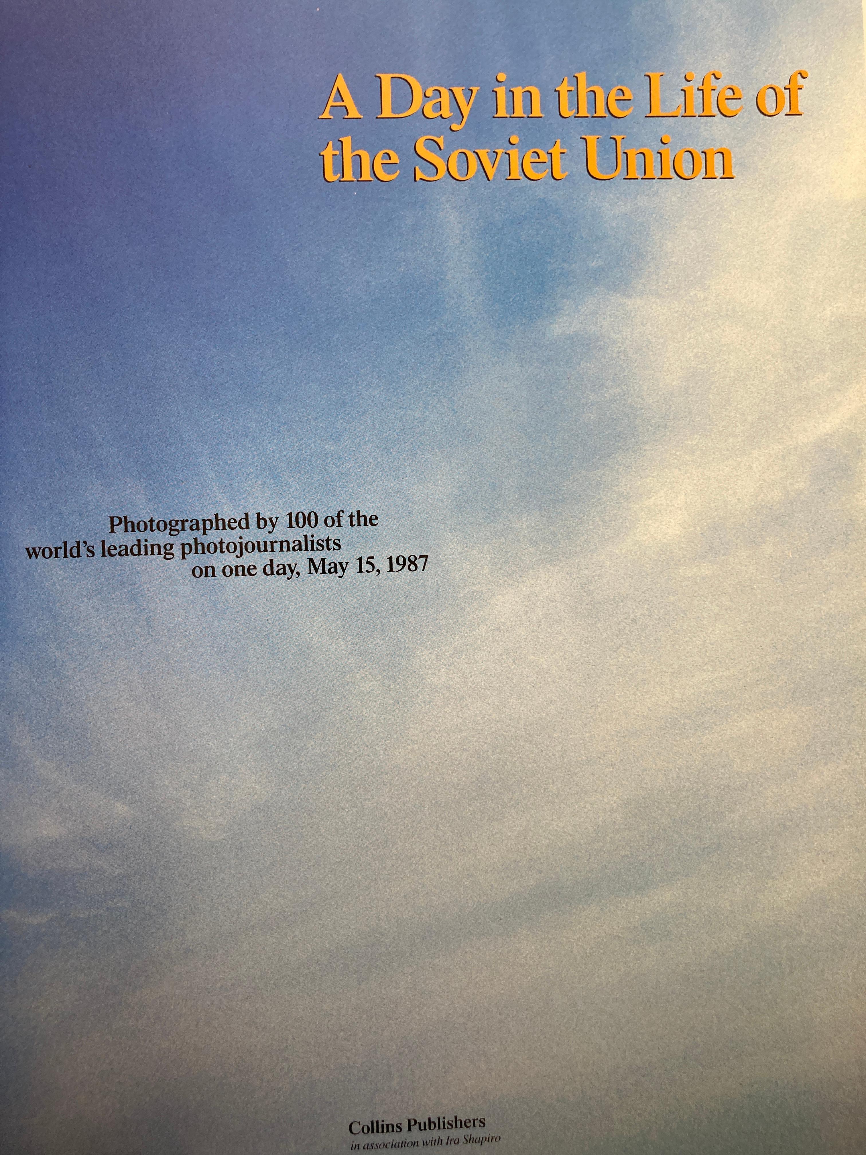 20ième siècle Livre à couverture rigide A Day in the Life of the Soviet Union de David Elliot Cohen en vente