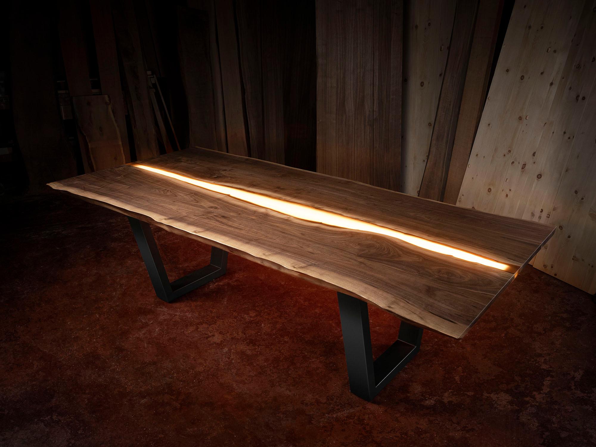A Day In The Life Tisch von Francesco Profili
Abmessungen: B 250 x T 125 x H 79 cm 
MATERIALIEN: Walnuss, Eisen, Messing, farbiges Epoxidharz, LED.

Es ist die Synthese zwischen Qualität und Schönheit der Materialien.
Der Tisch besteht aus zwei