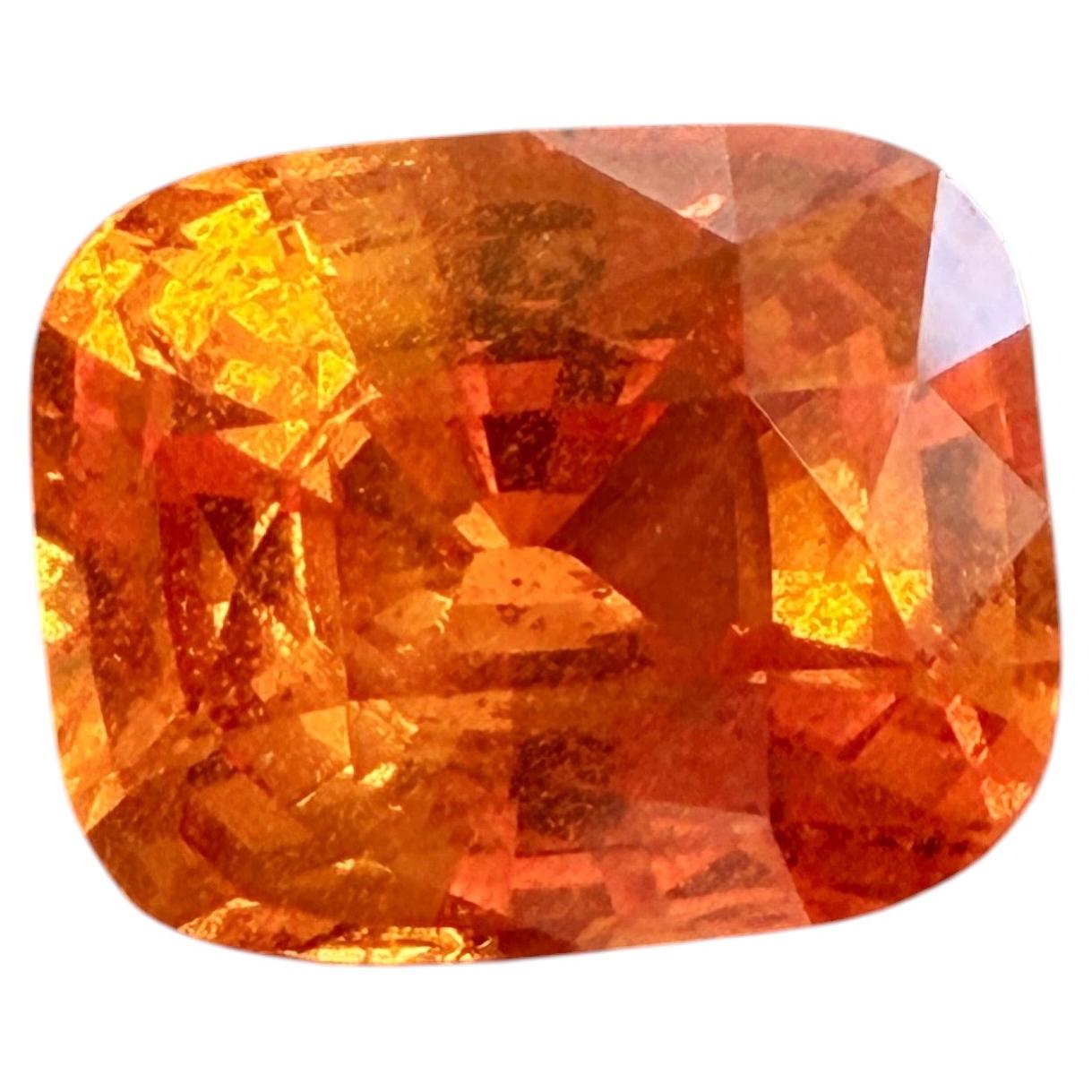 Ein schillerndes Fanta-Orange, das an einen sonnenbeschienenen 3,57-karätigen Mandarin-Granat erinnert.