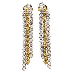 Uno splendido paio di orecchini a goccia con nappe articolate, realizzati in giallo e argento 18 carati.