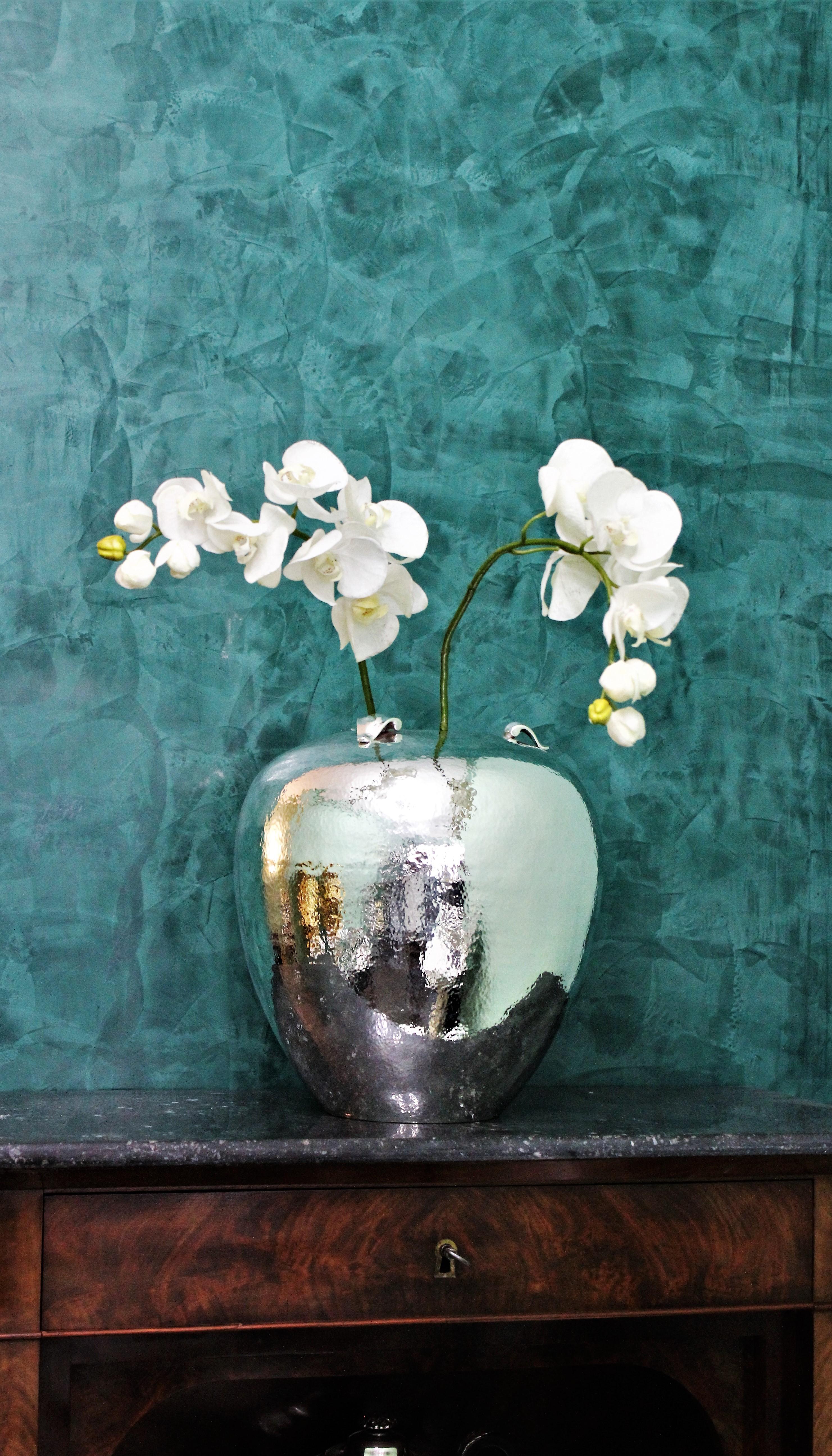 A. De Mori 20th Century Hammered Art Deco Italian Silver Flower Vase, 1930s In Excellent Condition For Sale In Florence, IT