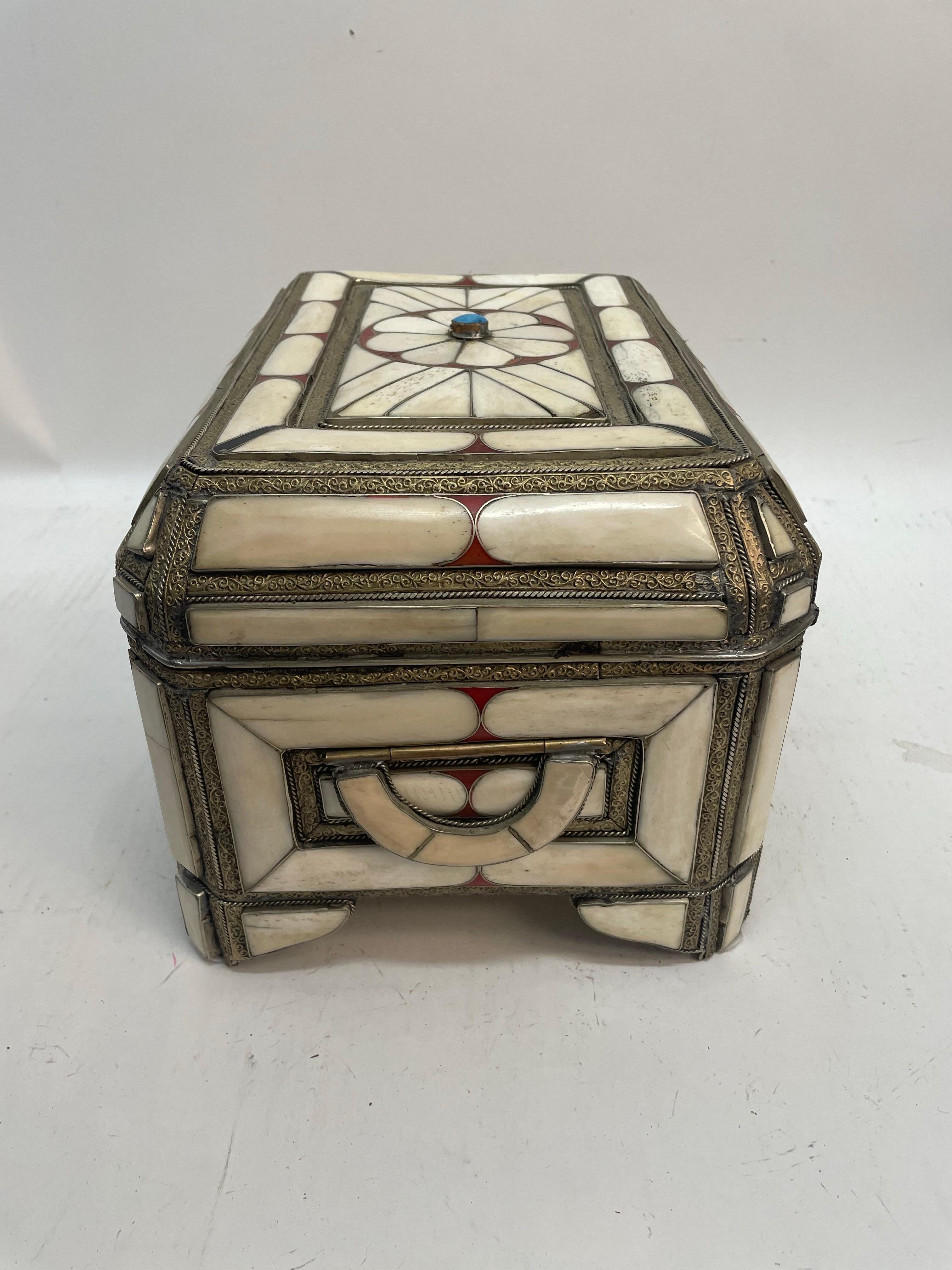 Metallo Una scatola decorativa in osso con intarsi in turchese e rosso. Maniglie su ogni lato. in vendita