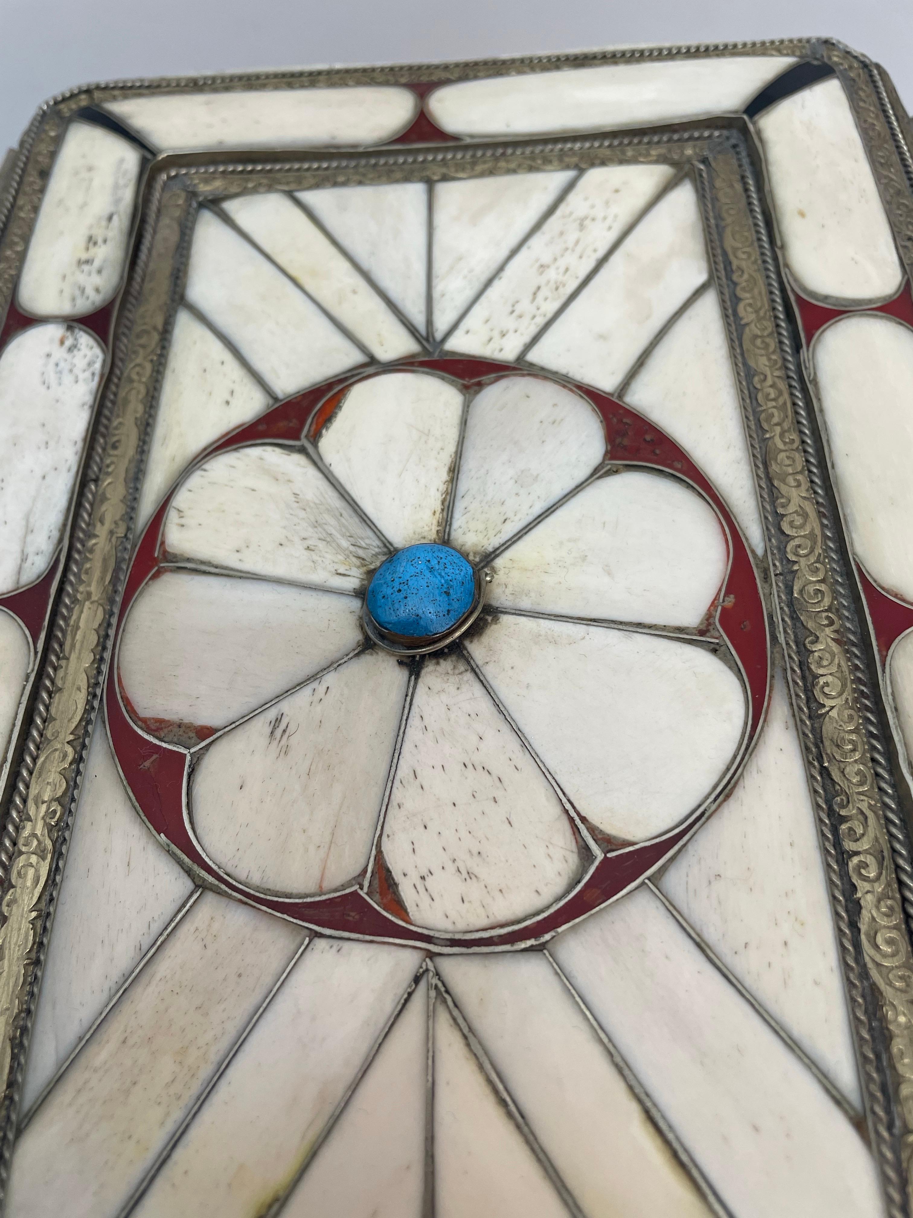 Una scatola decorativa in osso con intarsi in turchese e rosso. Maniglie su ogni lato. in vendita 3