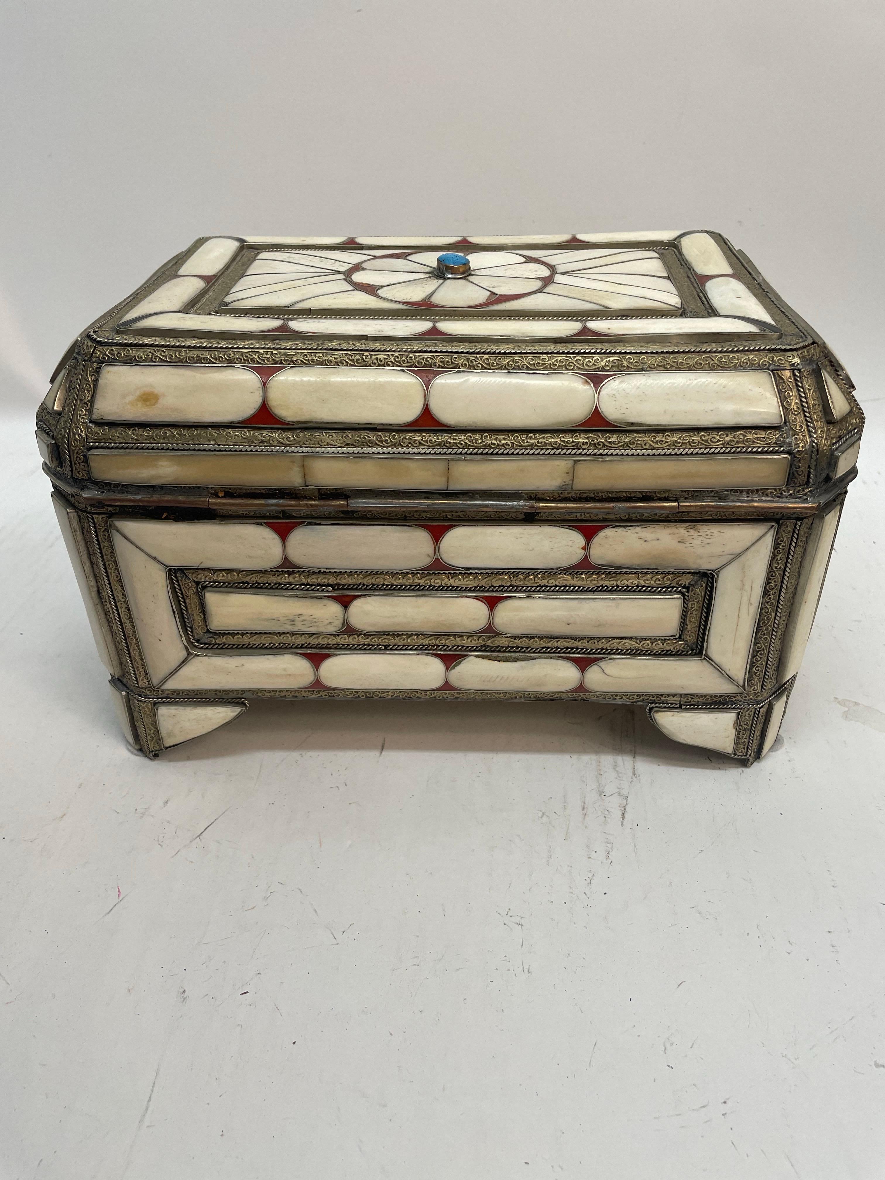 Una scatola decorativa in osso con intarsi in turchese e rosso. Maniglie su ogni lato. in vendita 4