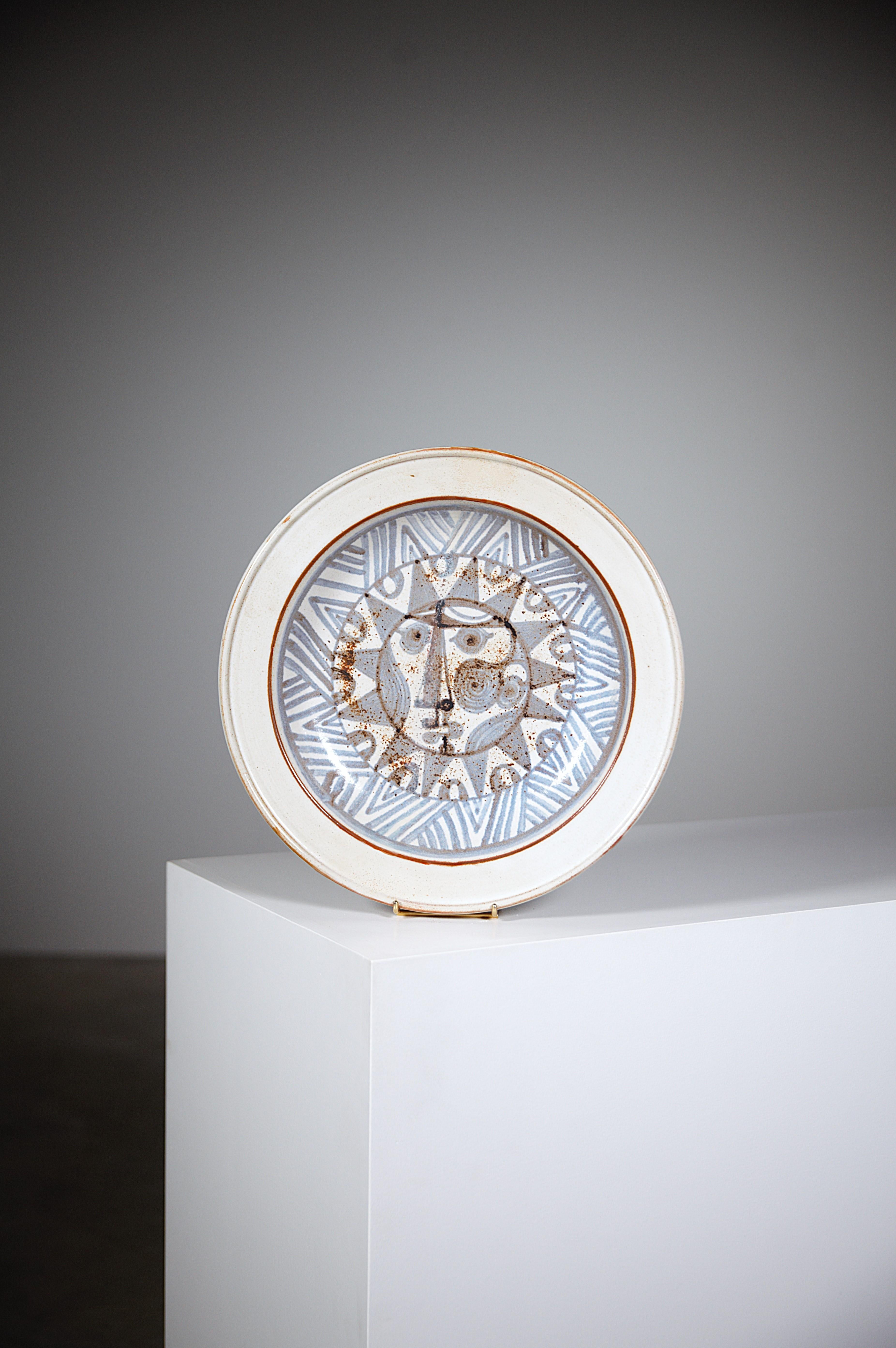 Plato de cerámica decorativa de Jacques Pouchain Atelier Dieulefit Francia Años 70 Francés en venta