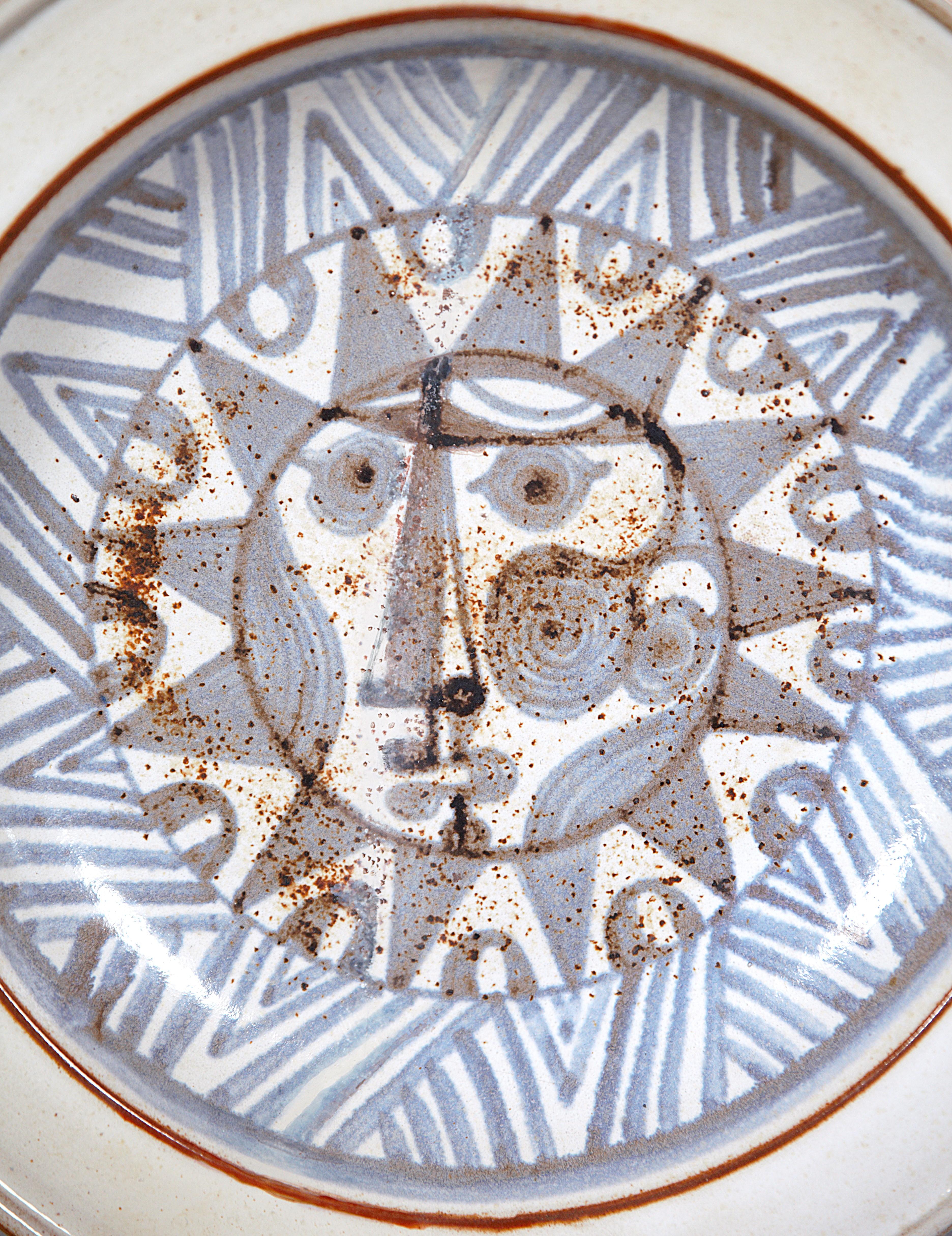 Plato de cerámica decorativa de Jacques Pouchain Atelier Dieulefit Francia Años 70 Esmaltado en venta