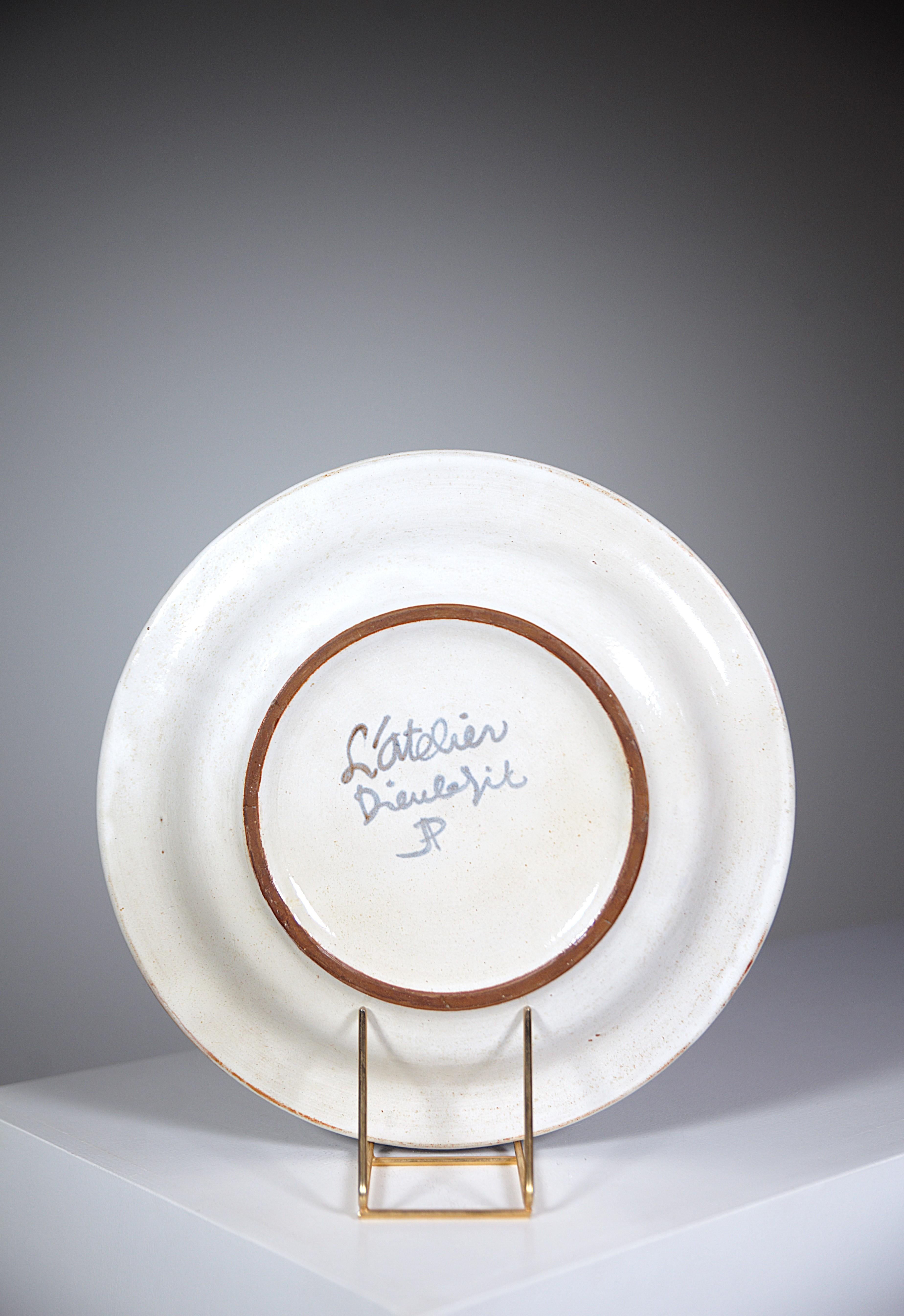 Plato de cerámica decorativa de Jacques Pouchain Atelier Dieulefit Francia Años 70 en Bueno estado para la venta en HYÈRES, FR