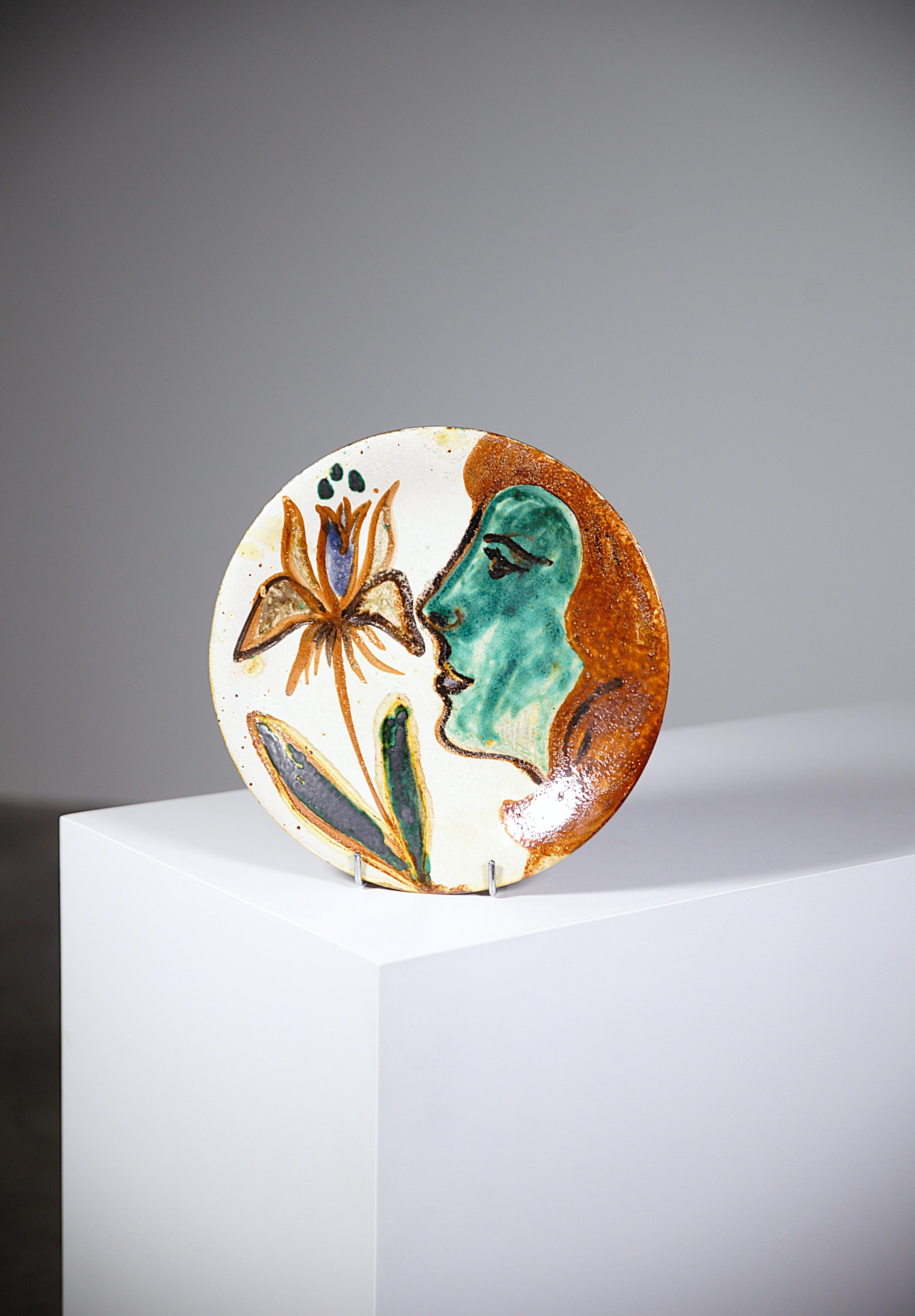 Piatto decorativo di Simone Picault Vallauris Francia, anni '70.

Moglie del famoso artista Robert Picault.

In buone condizioni.