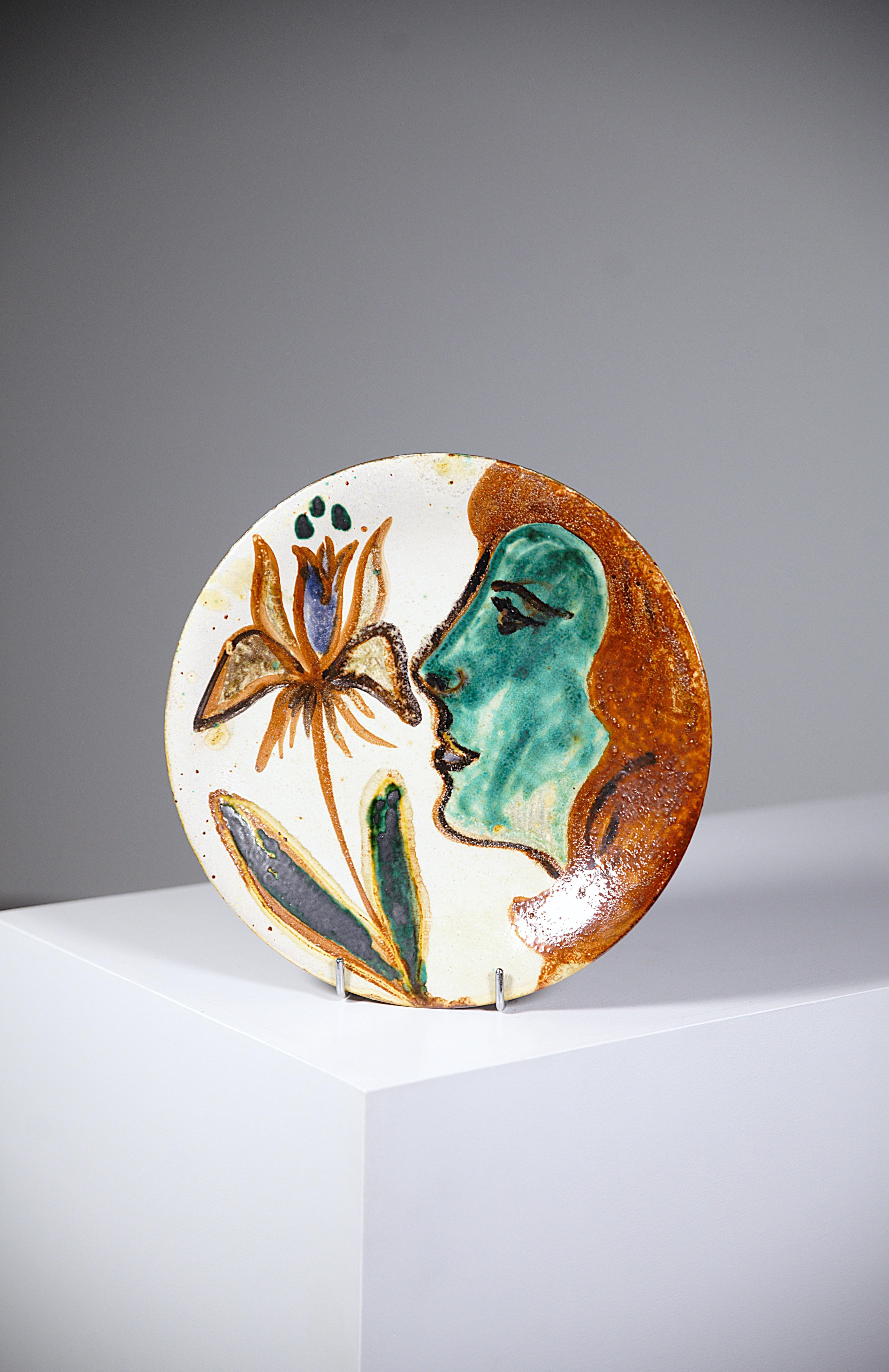 Francese Piatto decorativo in ceramica di Simone Picault Vallauris Francia anni '70 in vendita