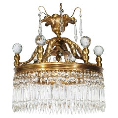 Un lustre décoratif pour une lumière indirecte de style Louis XVI.