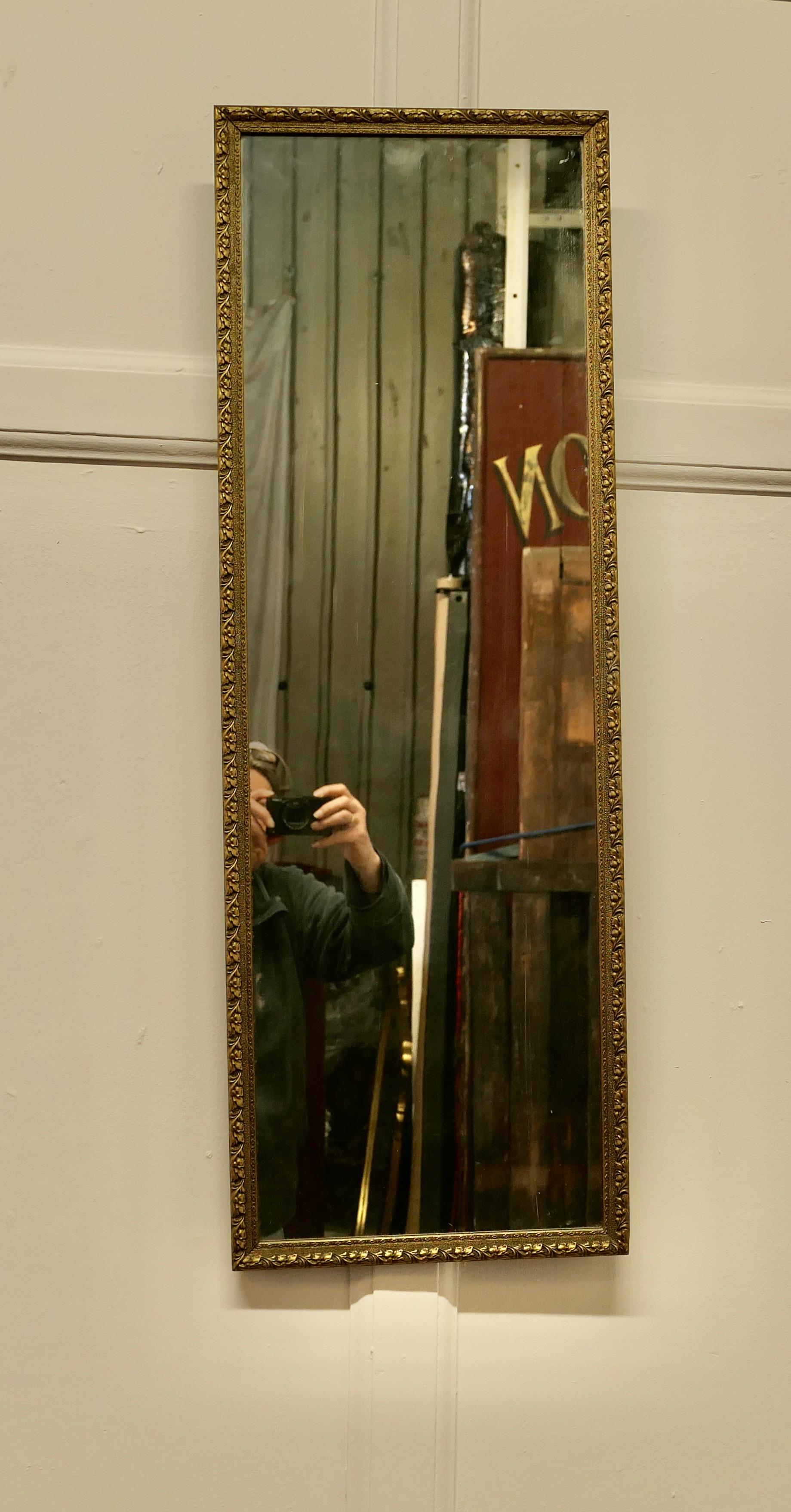 Milieu du XXe siècle Miroir de coiffeuse décoratif en bois long et doré    en vente
