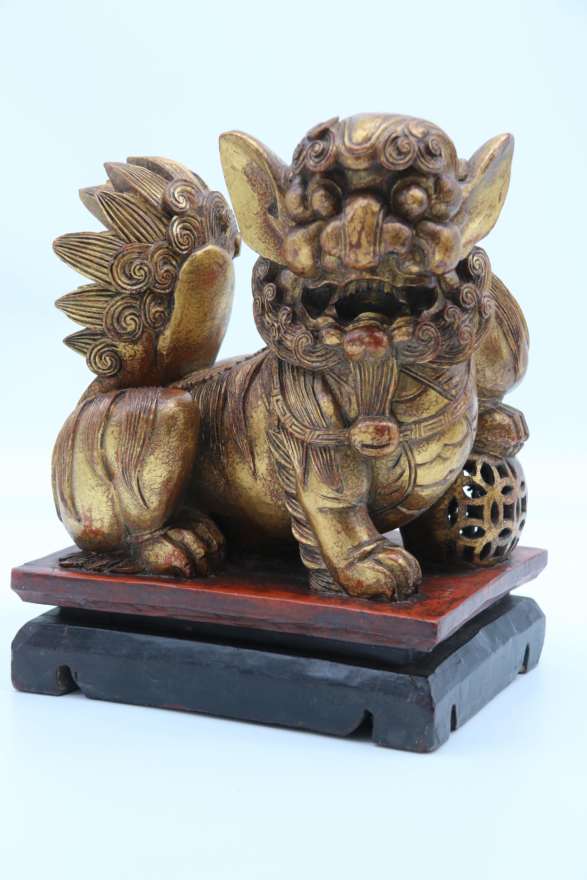 Paire de lions bouddhistes chinois sculptés en bois doré et laqué, vers 1900 en vente 2