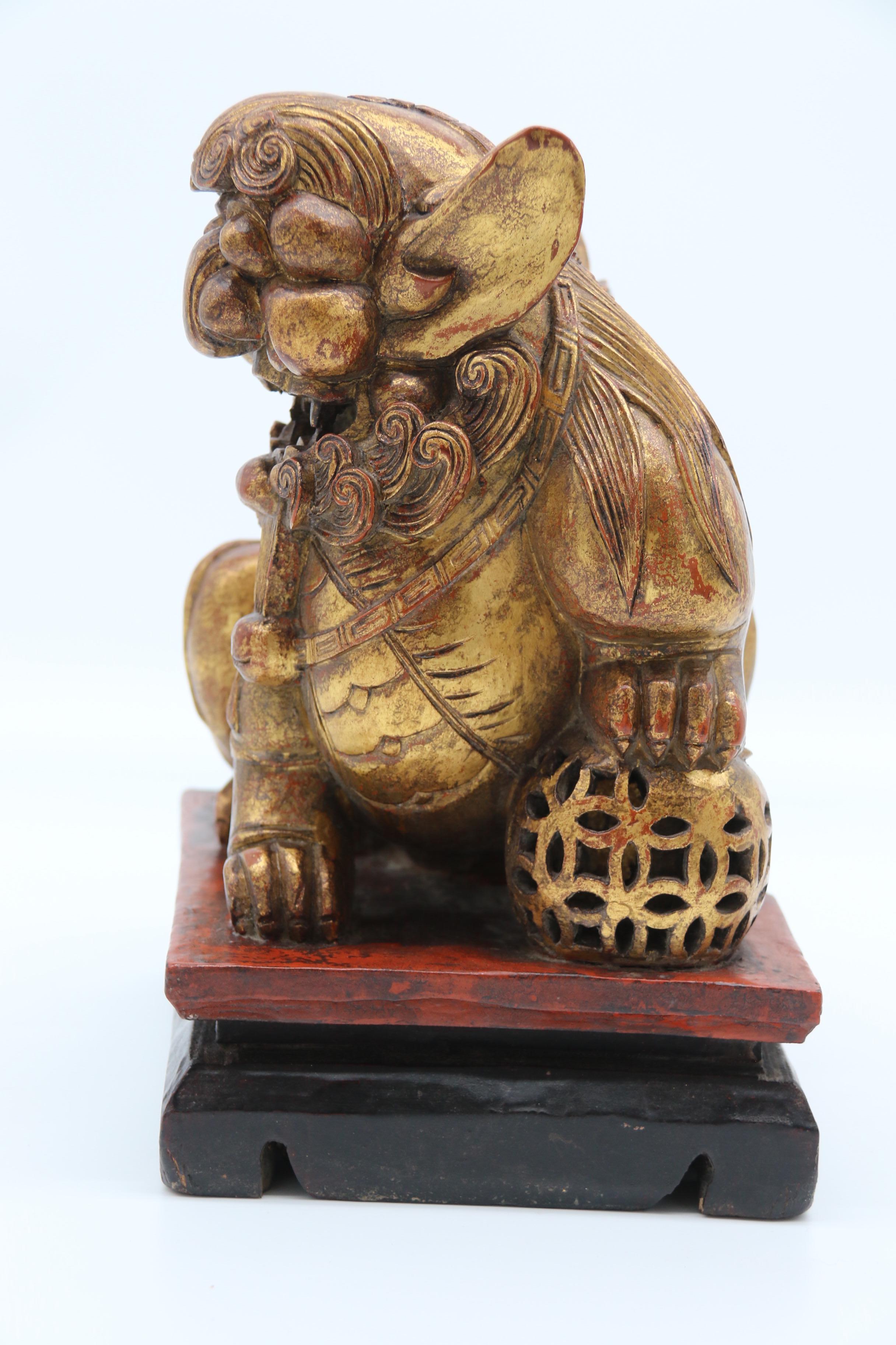 Paire de lions bouddhistes chinois sculptés en bois doré et laqué, vers 1900 en vente 3